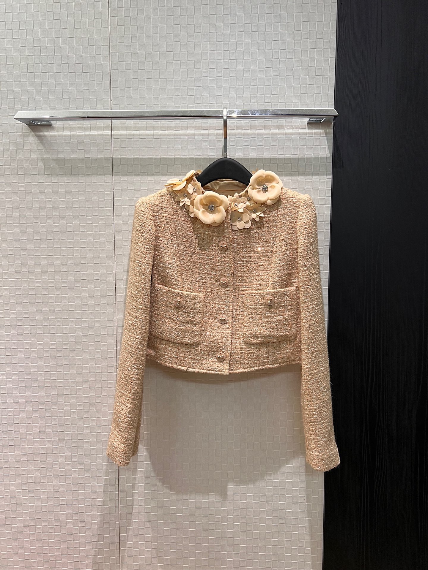 NO:716579,New heavy industry three-dimensional camellia flower decoration, round neck tweed short jacket, camellia lining with diamond stamens, elegant socialite, versatile and fashionable commuting, champagne pink SML,,jackets & coats,19860909新款重工立体山茶花朵装饰 圆领粗花呢短款外套 镶钻花蕊山茶花内衬 优雅名媛 气质百搭时尚通勤 香槟色粉色 SML,,jackets & coats,,Women's clothing