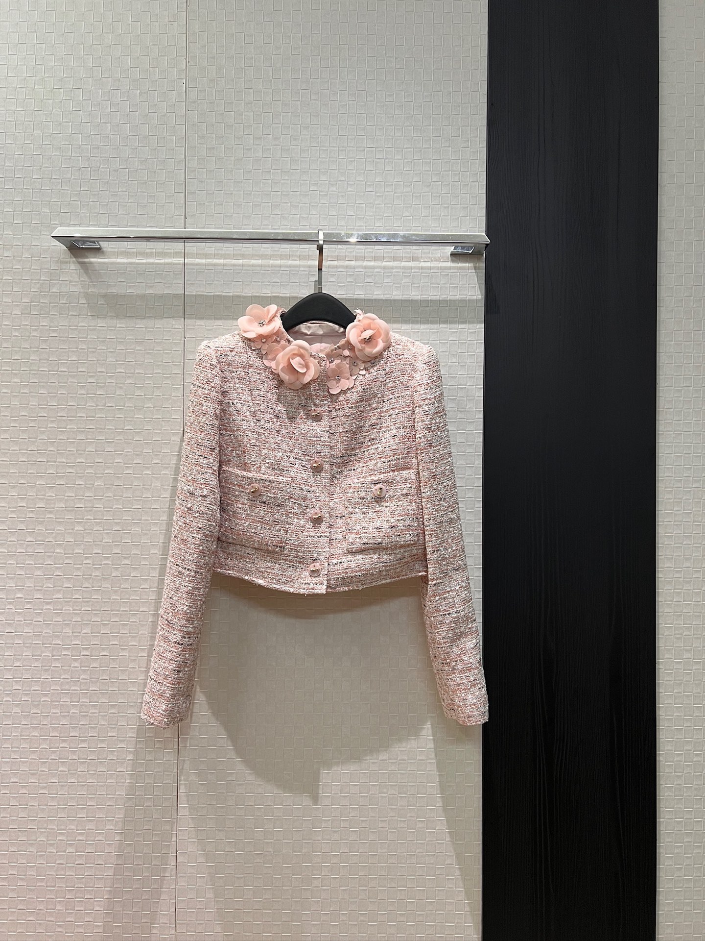 NO:716576,New heavy industry three-dimensional camellia flower decoration, round neck tweed short jacket, camellia lining with diamond stamens, elegant socialite, versatile and fashionable commuting, champagne pink SML,,jackets & coats,19860909新款重工立体山茶花朵装饰 圆领粗花呢短款外套 镶钻花蕊山茶花内衬 优雅名媛 气质百搭时尚通勤 香槟色粉色 SML,,jackets & coats,,Women's clothing