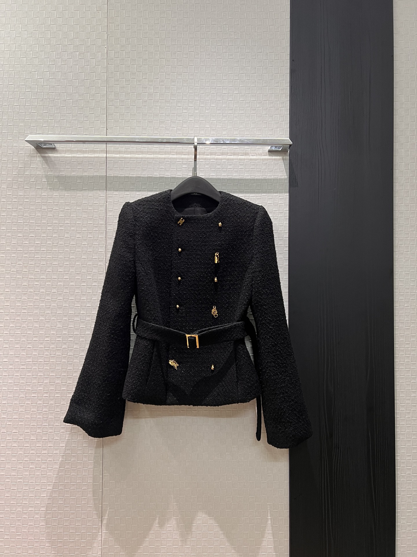 NO:716846,Liu Shishi's same new model, catwalk, Arc de Triomphe lock, round neck, wool tweed, double-breasted belted jacket, micro-flare design on cuffs, three-dimensional tailoring, waist slimming, logo lettering jacquard lining, fashionable commuting, classic and versatile SML, jackets & coats,19860909刘诗诗同款新款 走秀 凯旋门锁头扣圆领羊毛粗花呢 双排扣系腰带外套袖口微喇叭设计 立体剪裁 收腰显瘦 logo字母提花内衬 时尚通勤 经典百搭SML,,jackets & coats,,Women's clothing