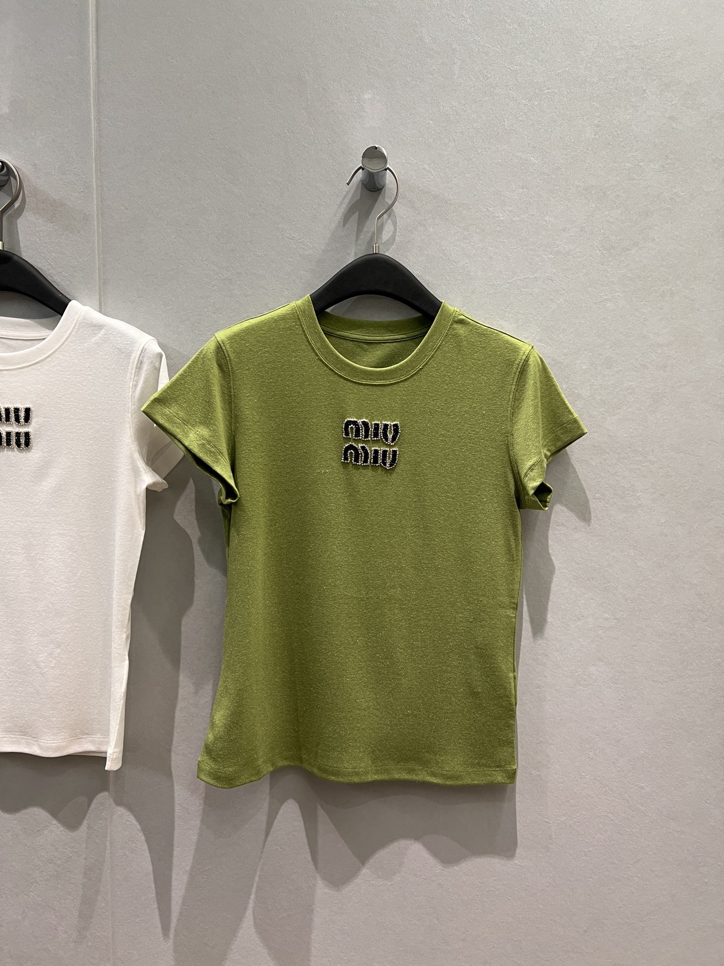 NO:716860,New nail diamond pineapple bead miu round neck T-shirt, linen lyocell blend, right shoulder slimming, essential for age reduction, avocado green, white, haze purple, SML,,miumiu,tees,t-shirt,19860909新款钉钻菠萝珠miu圆领T恤 亚麻莱赛尔混纺 正肩显瘦 减龄必备 牛油果绿白色雾霾紫 SML,,miumiu,tees，t-shirt,,Women's clothing