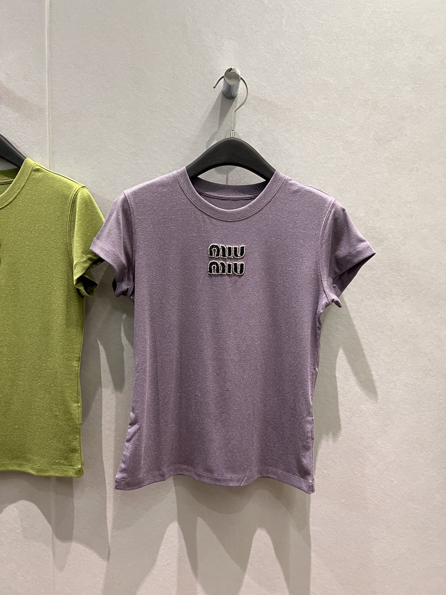 NO:716854,New nail diamond pineapple bead miu round neck T-shirt, linen lyocell blend, right shoulder slimming, essential for age reduction, avocado green, white, haze purple, SML,,miumiu,tees,t-shirt,19860909新款钉钻菠萝珠miu圆领T恤 亚麻莱赛尔混纺 正肩显瘦 减龄必备 牛油果绿白色雾霾紫 SML,,miumiu,tees，t-shirt,,Women's clothing