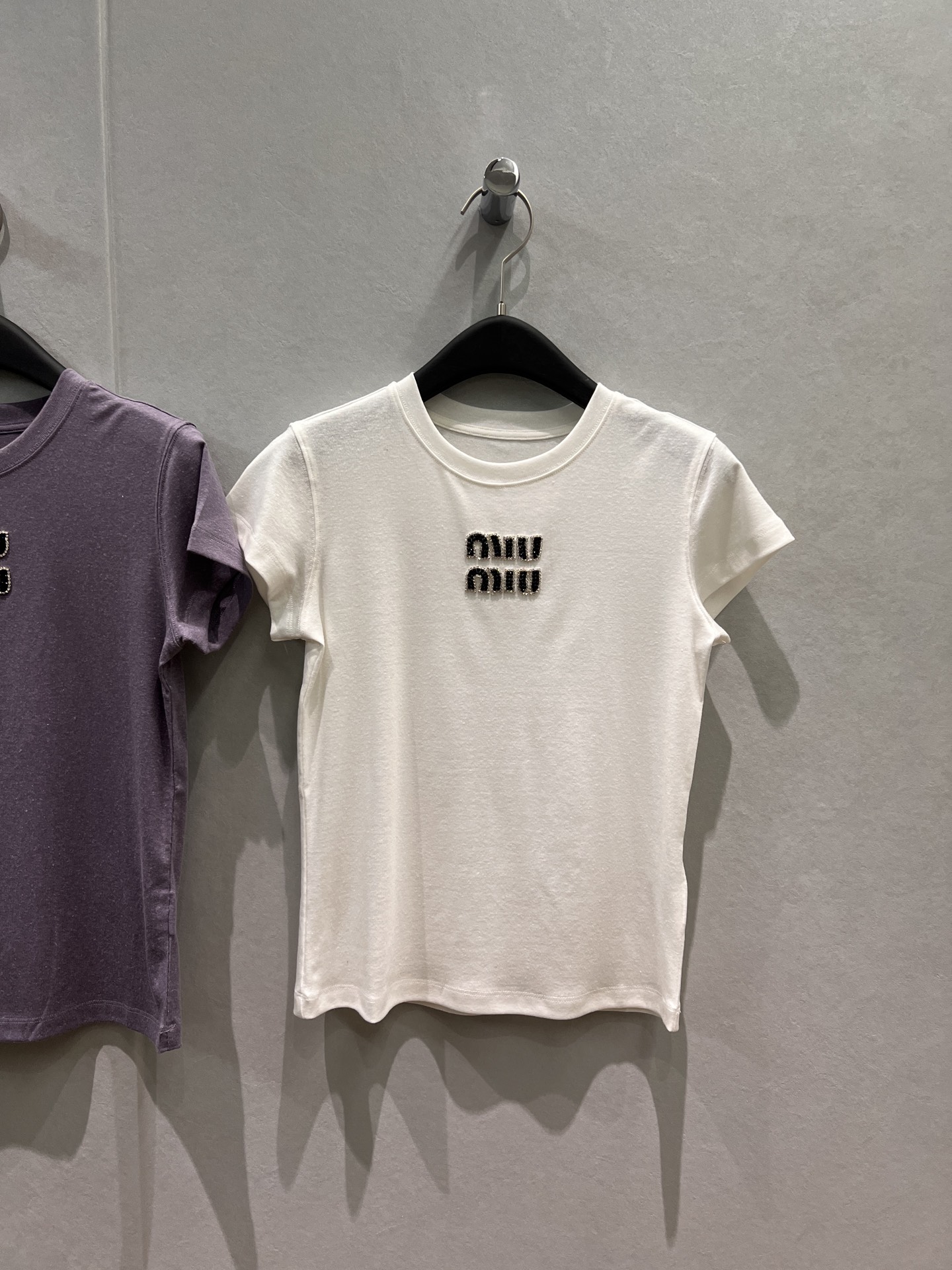 NO:717598,New nail diamond pineapple bead miu round neck T-shirt, linen lyocell blend, right shoulder slimming, essential for age reduction, avocado green, white, haze purple, SML,,miumiu,tees,t-shirt,19860909新款钉钻菠萝珠miu圆领T恤 亚麻莱赛尔混纺 正肩显瘦 减龄必备 牛油果绿白色雾霾紫 SML,,miumiu,tees，t-shirt,,Women's clothing