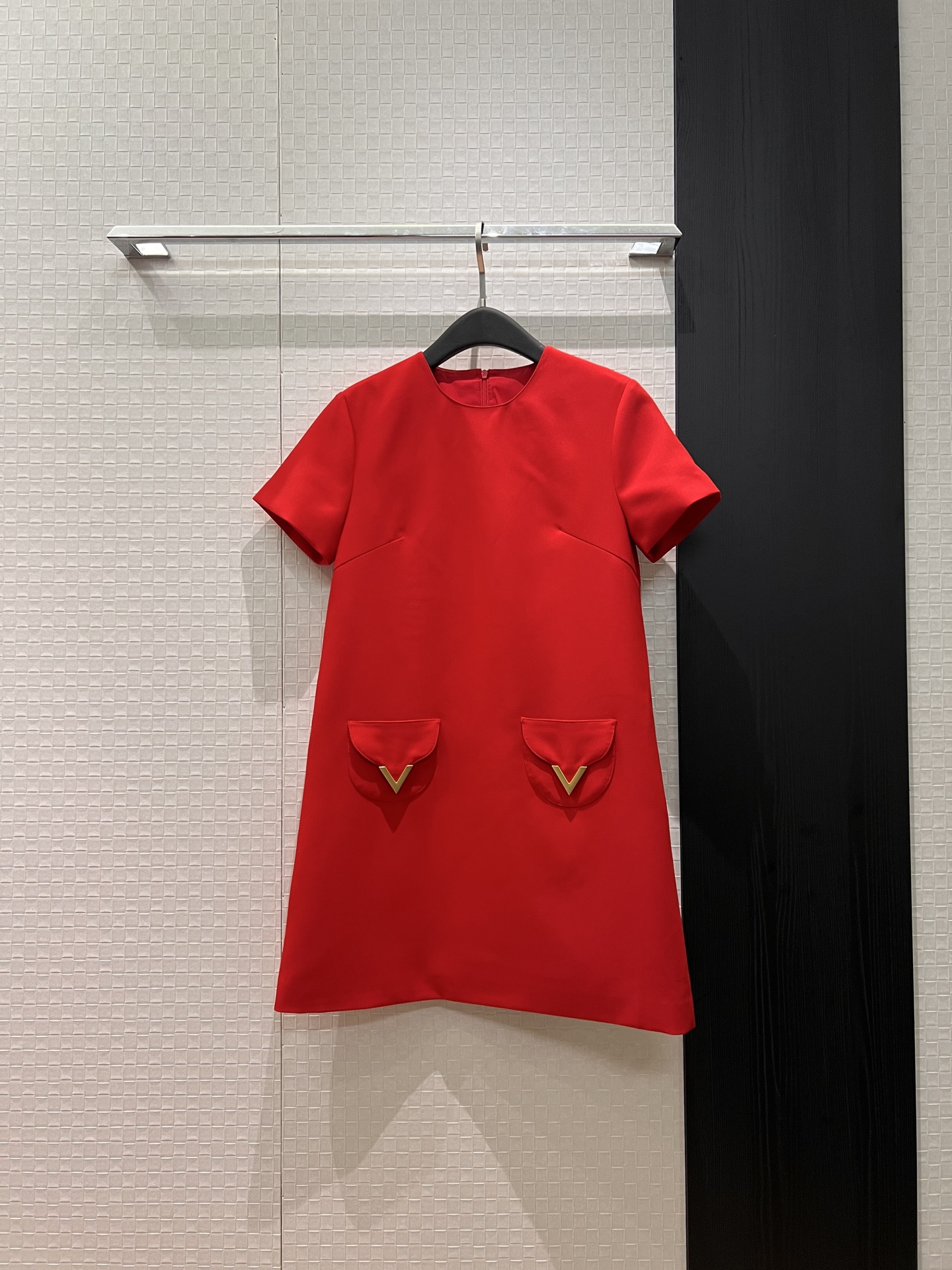 NO:717210,New recommended metal V letter logo flap pocket decoration Simple round neck short-sleeved dress A-line version Slim fit and not unattractive Versatile for commuting black white red SML, skirts, T-shirt,19860909新款推荐金属V字母logo翻盖口袋装饰 简约圆领短袖连衣裙A字版型 修身显瘦不挑人 通勤百搭黑色白色红色 SML,,skirts,T-shirt,,Women's clothing