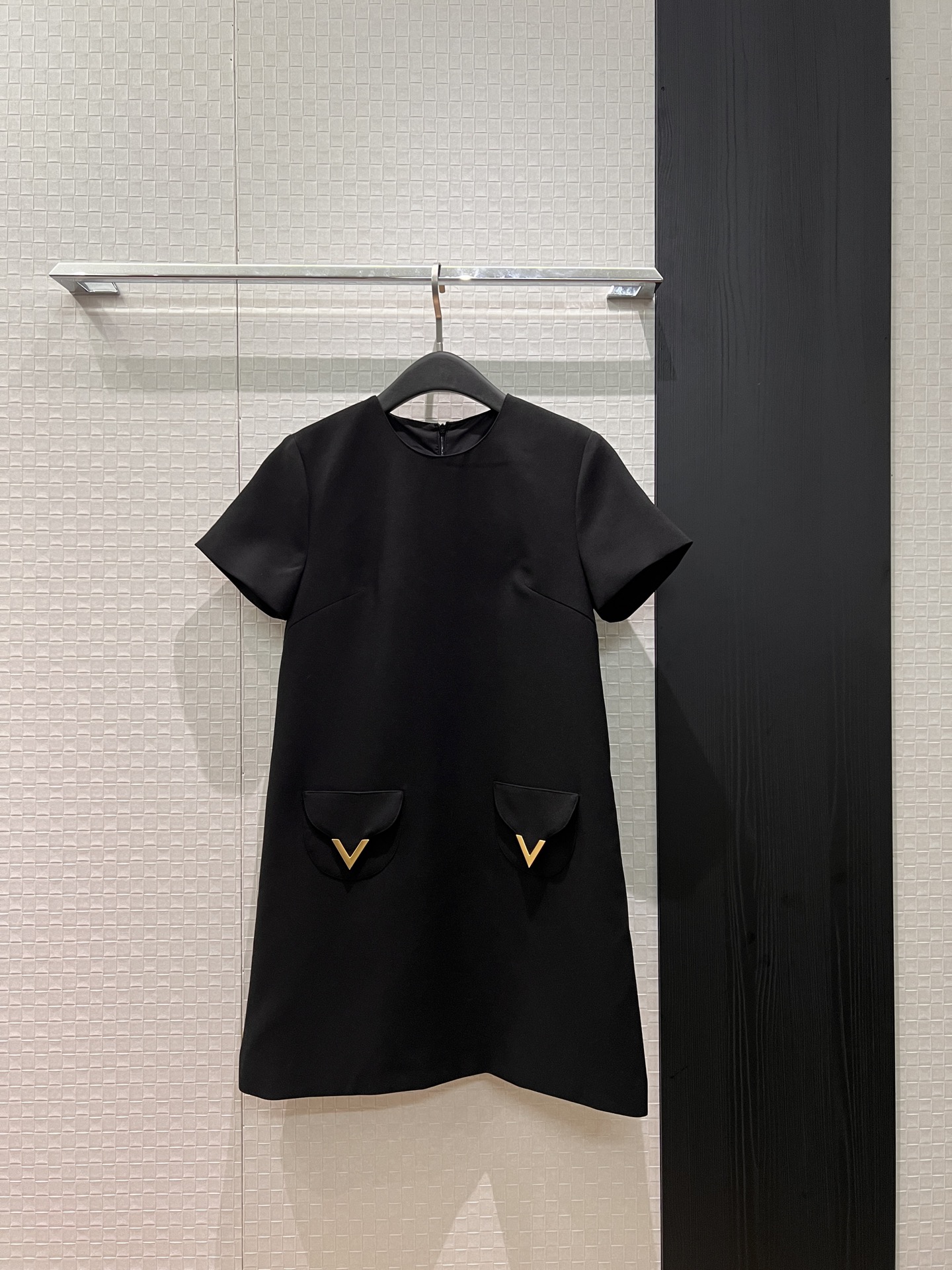 NO:717203,New recommended metal V letter logo flap pocket decoration Simple round neck short-sleeved dress A-line version Slim fit and not unattractive Versatile for commuting black white red SML, skirts, T-shirt,19860909新款推荐金属V字母logo翻盖口袋装饰 简约圆领短袖连衣裙A字版型 修身显瘦不挑人 通勤百搭黑色白色红色 SML,,skirts,T-shirt,,Women's clothing