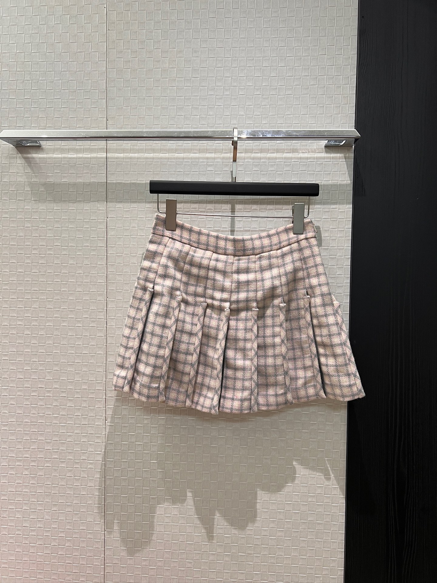 NO:729219,New arrival: TB pink plaid stitching with contrasting color suede pleated skirt, classic red, white and blue striped lining shorts design, versatile for all ages, can be matched with the same jacket SML,,skirts,shorts,jackets & coats,chamois leather,19860909新款来袭TB粉色格纹拼接撞色麂皮绒百褶半裙经典红白蓝条纹内衬短裤设计 减龄百搭可搭同款外套 SML,,skirts,shorts,jackets & coats,chamois leather,,Women's clothing