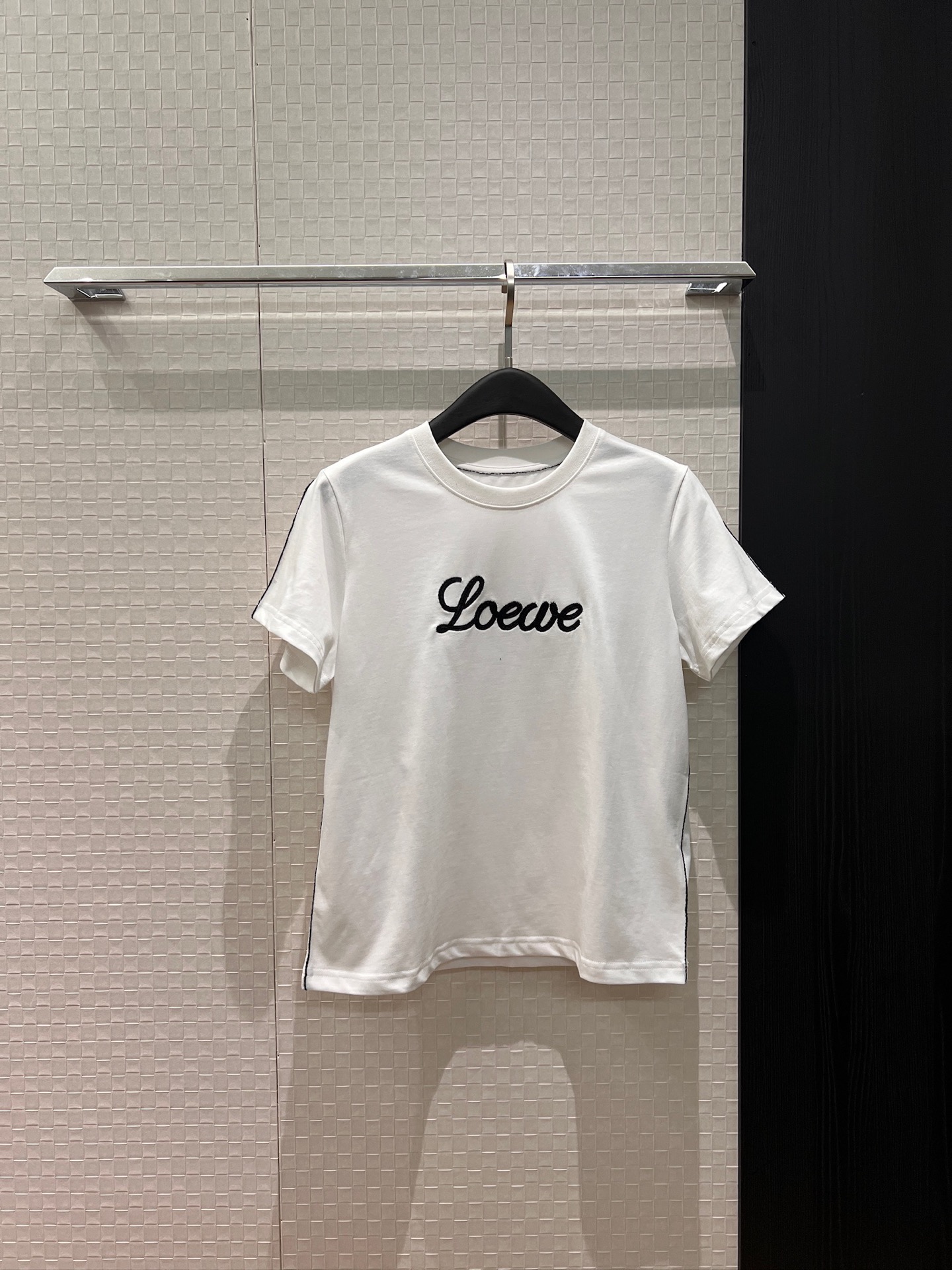 NO:729274,The new heavy industry embroidered loewe letter line T-shirt is simple and casual, personalized and versatile SML,,loewe,tees,t-shirt,19860909新款重工绣花loewe字母对线T恤简单休闲 个性百搭 SML,,loewe,tees，t-shirt,,Women's clothing