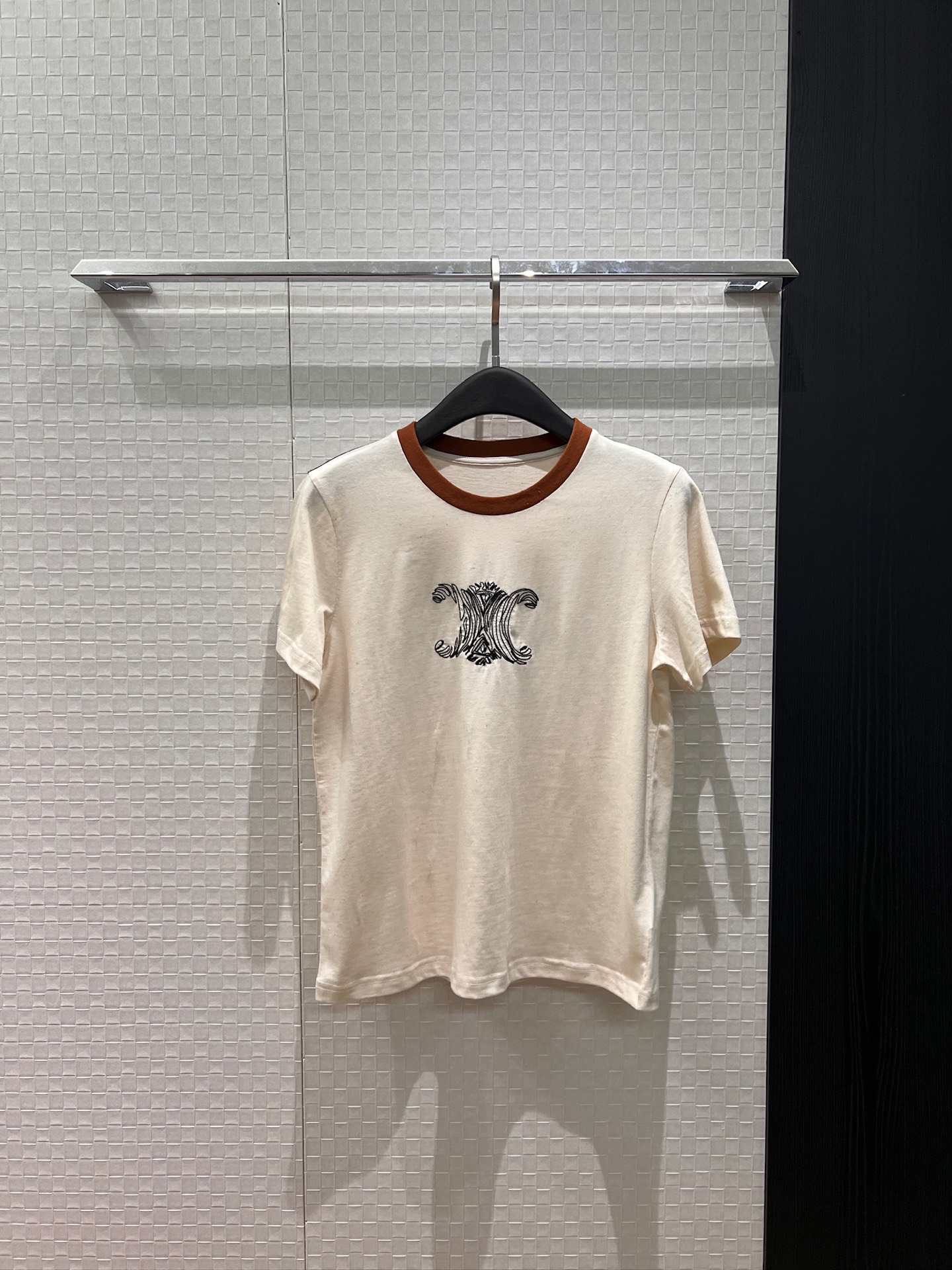 NO:729252,New contrast color collar embroidered Arc de Triomphe T-shirt, simple, casual, versatile and fashionable SML,,tees,t-shirt,19860909新款撞色领绣线凯旋门T恤 简单休闲百搭时尚 SML,,tees，t-shirt,,Women's clothing