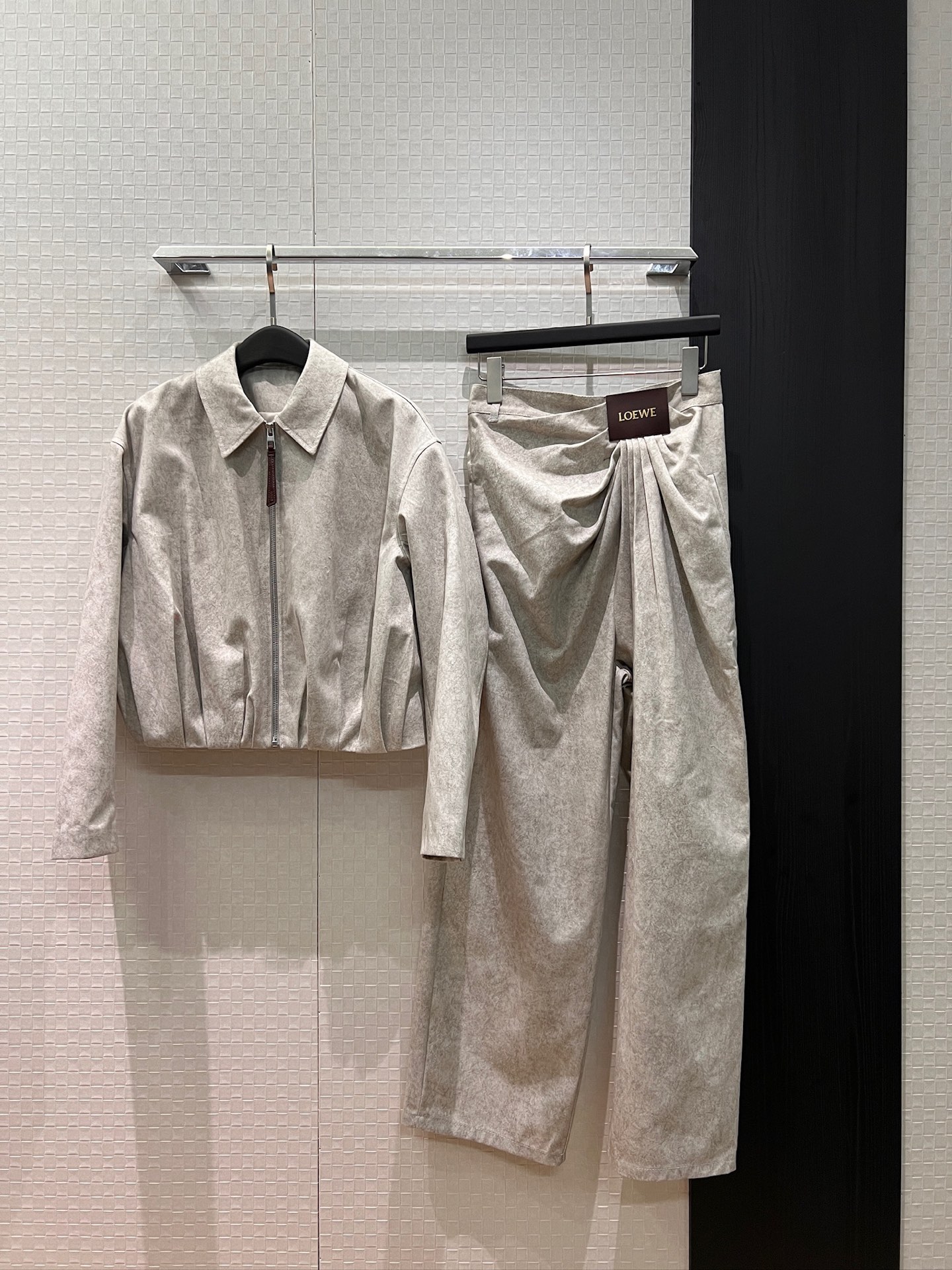 NO:729226,Pants, coats, new catwalk series, logo leather brand decoration pleat design, short lapel denim jacket, logo leather brand decoration pleat design jeans, wide-leg pants, handsome and stylish, walking with style, fashionable and versatile, washed and distressed tie-dye S-XL,,jeans,jackets & coats,jackets & coats,19860909裤子 外套新款走秀系列 logo皮牌装饰褶皱设计短款翻领牛仔夹克外套logo皮牌装饰褶皱设计牛仔裤 阔腿裤帅气炸街 走路带风 时尚百搭 洗水做旧扎染S-XL,,jeans,jackets & coats,jackets & coats,,Women's clothing