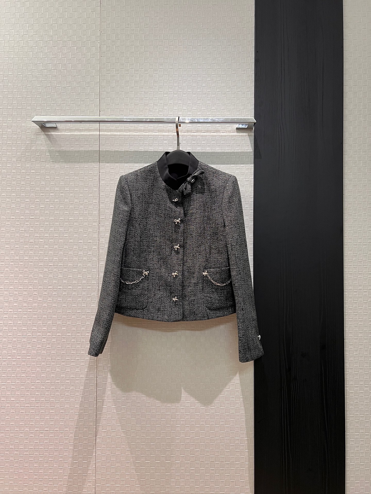 NO:729240,26 new style Han Suxi's same style, high-end gray stand-up collar, bow-knot decoration, short jacket, molded bow-knot accessories, sweet temperament, age-reducing and versatile S-XL,,jackets & coats,1986090926新款韩素希同款 高级灰立领蝴蝶结装饰短款外套开模蝴蝶结小饰品 气质甜美减龄百搭 S-XL,,jackets & coats,,Women's clothing