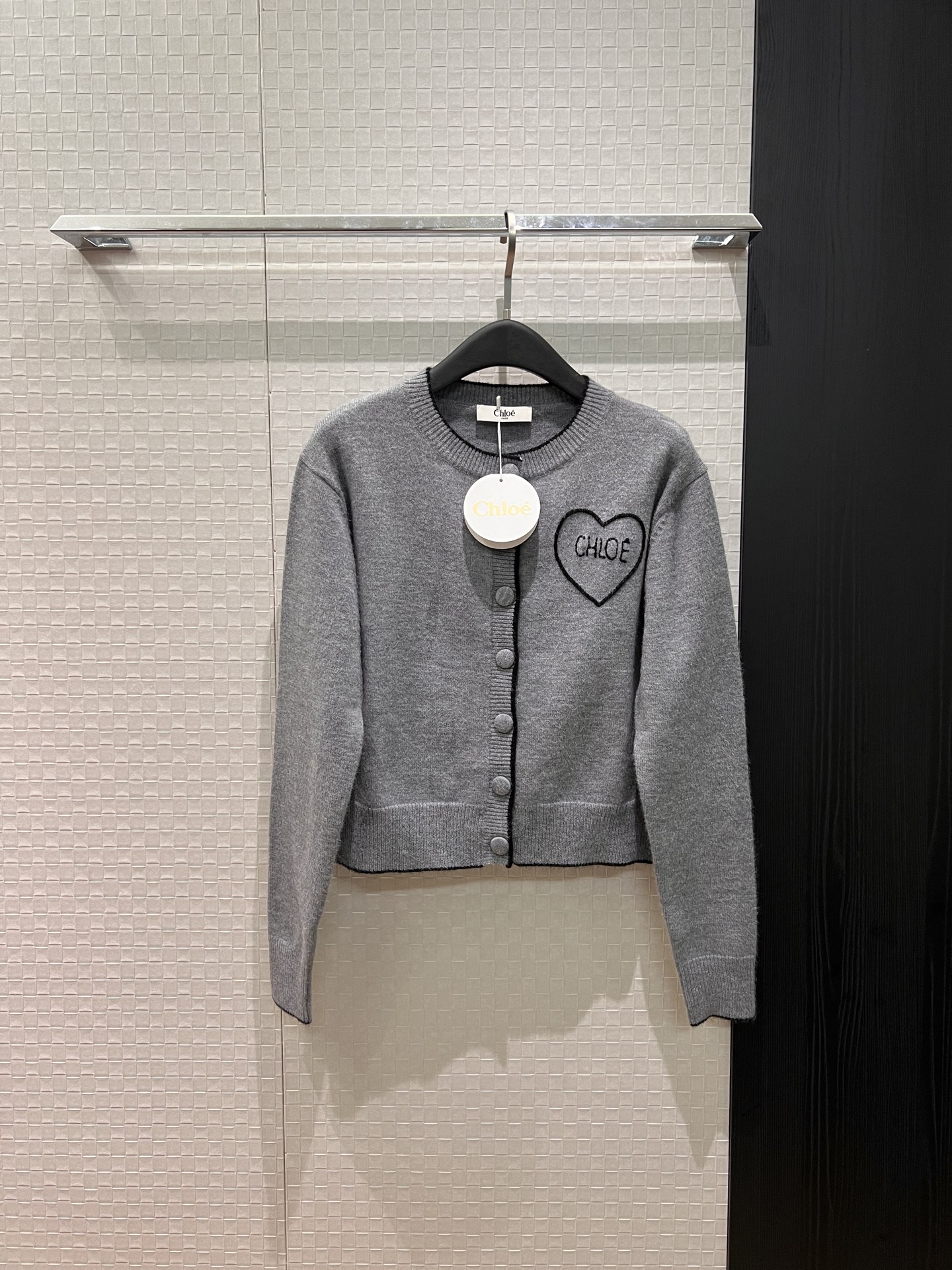 NO:729297,The new style of Li Jiaxin and Sun Meilin, early spring, Valentine's Day limited embroidered love logo letters knitted cardigan jacket, simple and casual, refreshing and versatile, gray red SML,,jackets & coats,19860909新款李嘉鑫 孙美林同款 早春 情人节限定刺绣爱心logo字母针织开衫外套简单休闲 清爽百搭 灰色红色 SML,,jackets & coats,,Women's clothing