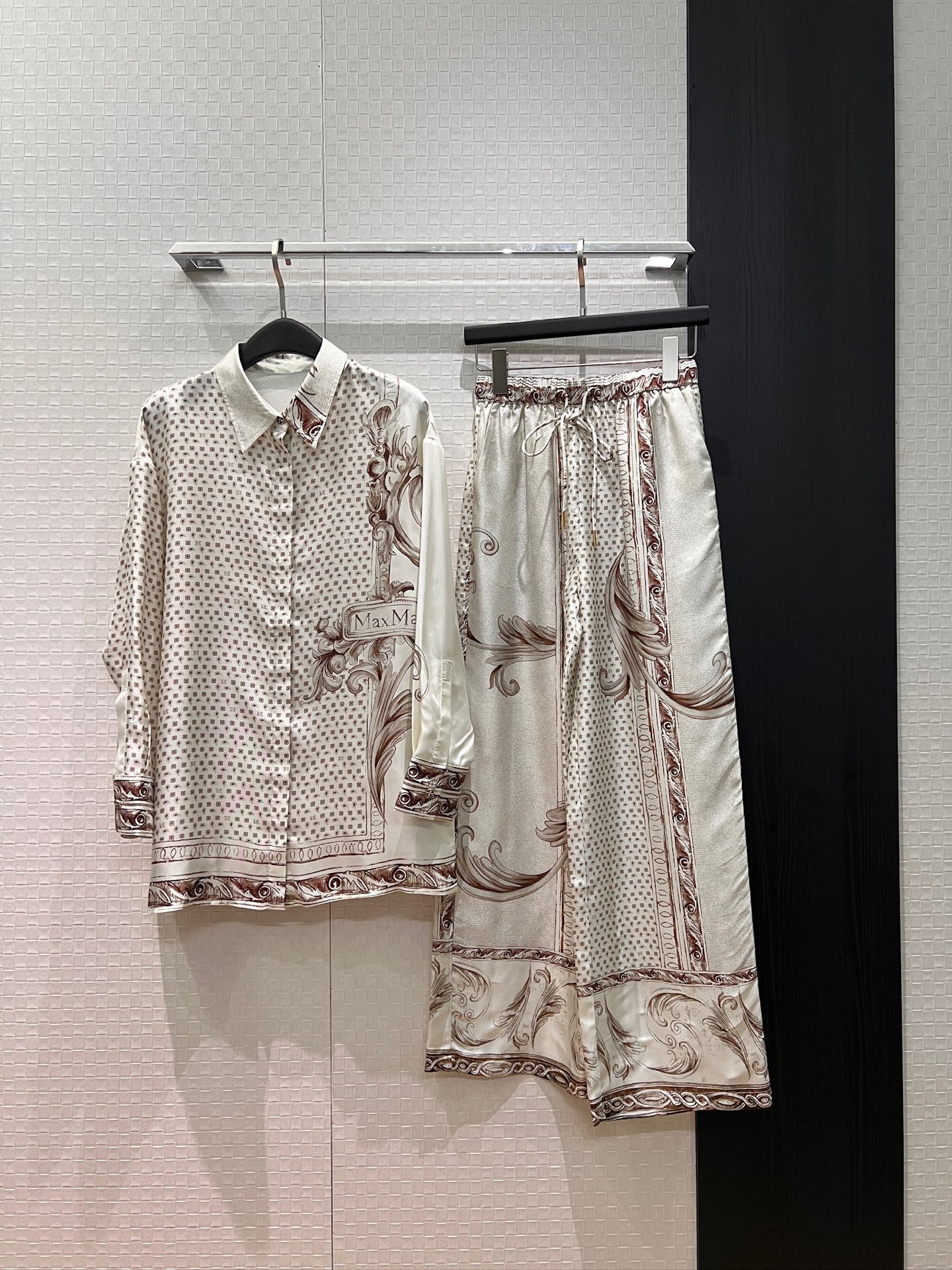 NO:730265,Shirts and trousers early spring new catwalk. Positioned printed silk twill shirt. Positioned floral silk wide-leg pants with drawstring and elastic waist design. Fashionable and versatile. Lazy temperament. Can be worn as a set or separately. S-XL,,real silk,19860909衬衣 裤子早春新款走秀 定位印花真丝斜纹衬衣定位花真丝阔腿裤系带抽绳松紧腰设计 时尚百搭 气质慵懒 可一套或分开搭 S-XL,,real silk,,Women's clothing