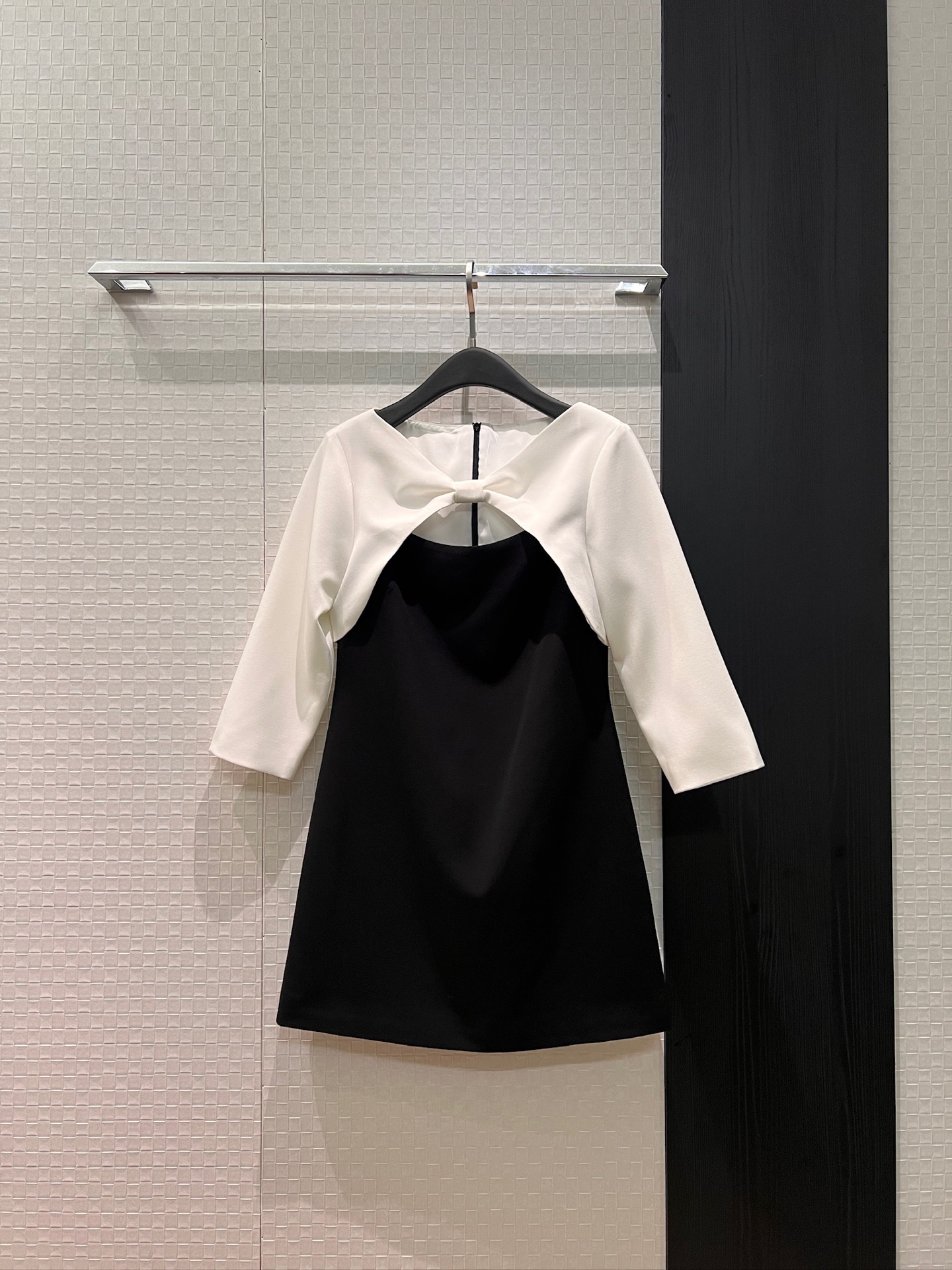 NO:730254,New French romance, fake two-piece splicing design, bow hollow dress, three-dimensional tailoring, slim and elegant, black color matching, New Year red SML,,skirts,19860909新款来袭法式浪漫 假两件拼接设计 蝴蝶结镂空连衣裙立体剪裁 修身显瘦 气质优雅黑色拼色 新年红 SML,,skirts,,Women's clothing