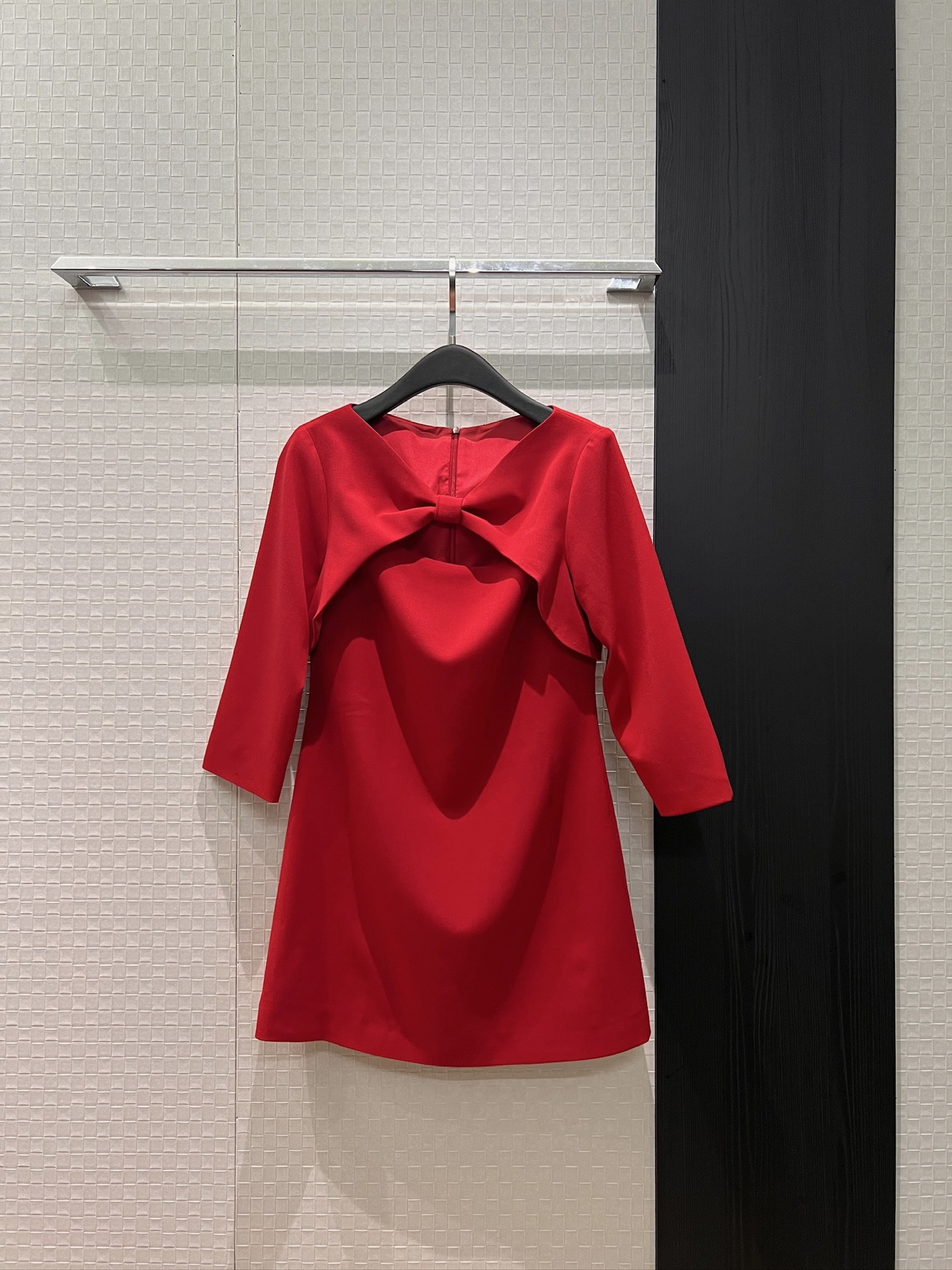 NO:730242,New French romance, fake two-piece splicing design, bow hollow dress, three-dimensional tailoring, slim and elegant, black color matching, New Year red SML,,skirts,19860909新款来袭法式浪漫 假两件拼接设计 蝴蝶结镂空连衣裙立体剪裁 修身显瘦 气质优雅黑色拼色 新年红 SML,,skirts,,Women's clothing