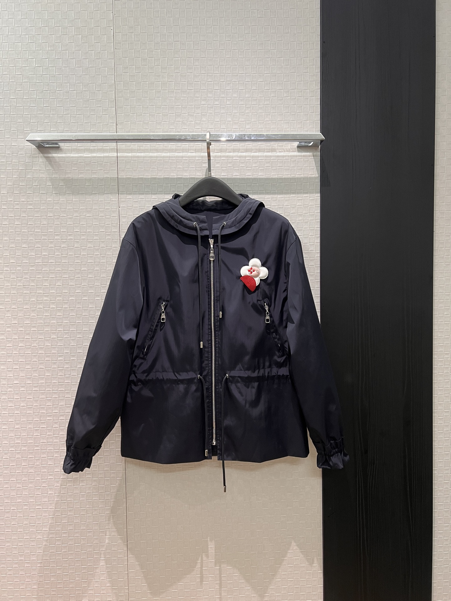 NO:731851,New leather patchwork sunflower decoration hooded drawstring waist windbreaker jacket hardware accessories mold opening casual age-reducing S-XL,,jackets & coats,hats,19860909新款拼皮太阳花装饰 连帽抽绳收腰风衣外套五金配件开模 休闲减龄S-XL,,jackets & coats,hats,,Women's clothing