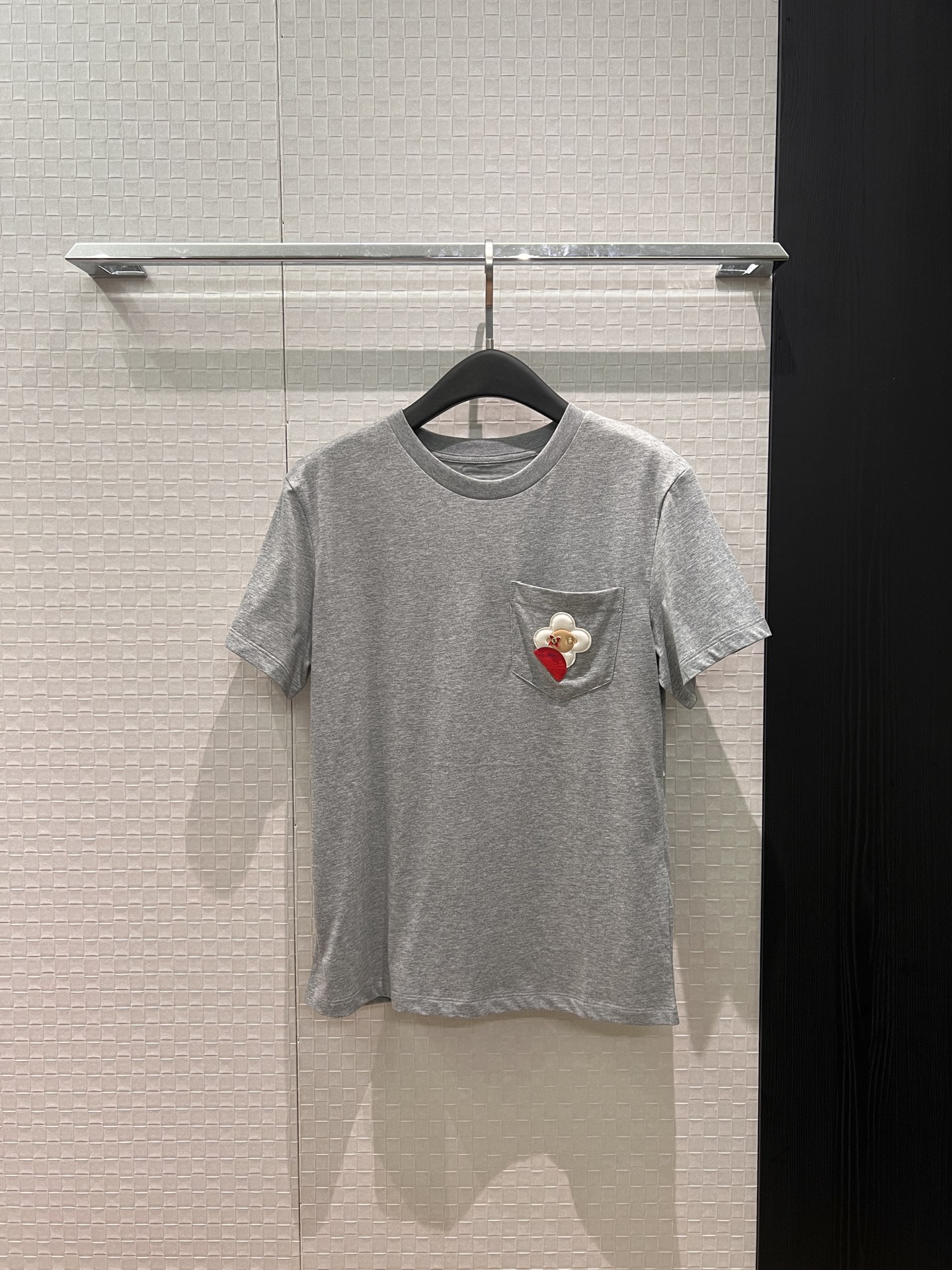 NO:731834,26 early spring leather sunflower badge pocket T-shirt is cute and casual, simple and versatile SML, tees, t-shirt,1986090926早春拼皮太阳花徽章口袋T恤可爱休闲 简单百搭SML,,tees，t-shirt,,Women's clothing