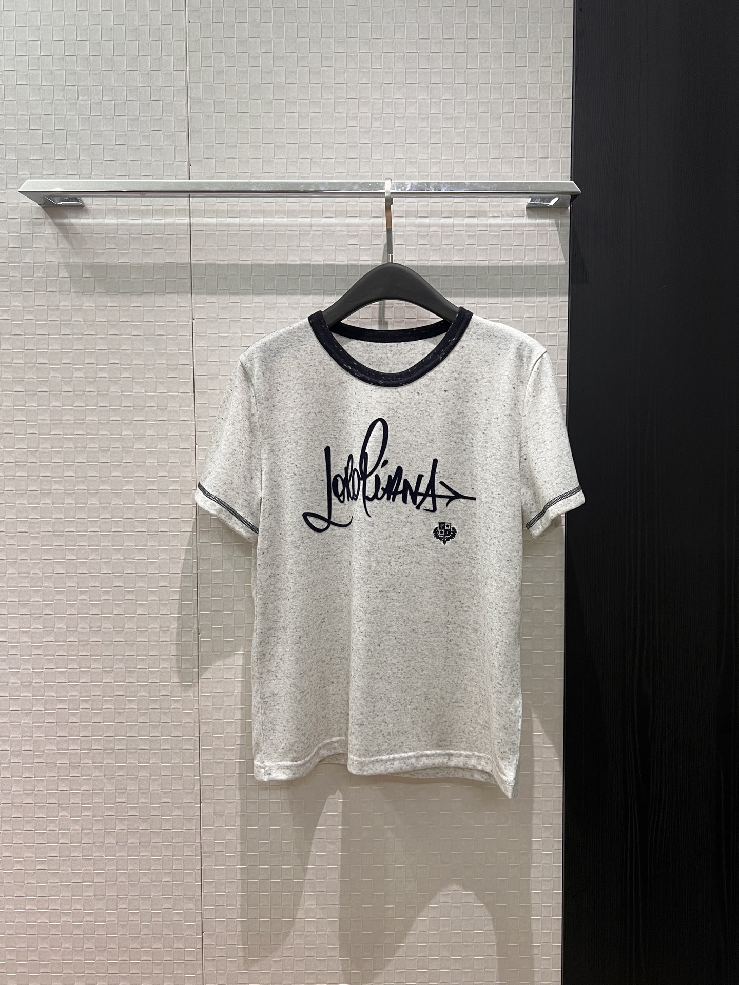 NO:731855,New Lp flocked logo letter logo color block collar T-shirt. Gray wool blended simple casual fashionable and versatile SML, loro piana, tees, t-shirt,19860909新款Lp植绒logo字母徽标拼色领T恤 花灰羊毛混纺简单休闲 时尚百搭 SML,,loro piana,tees，t-shirt,,Women's clothing