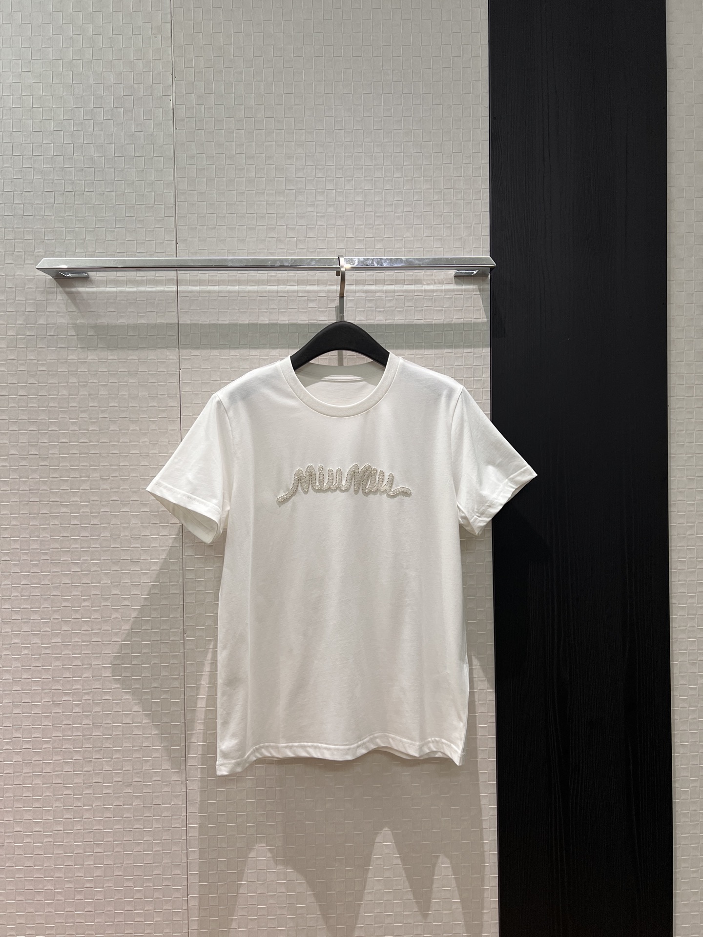 NO:731845,The new heavy industry beaded letter T-shirt is exquisite and simple SML,,tees,t-shirt,19860909新款重工钉珠字母T恤精致简单 SML,,tees，t-shirt,,Women's clothing