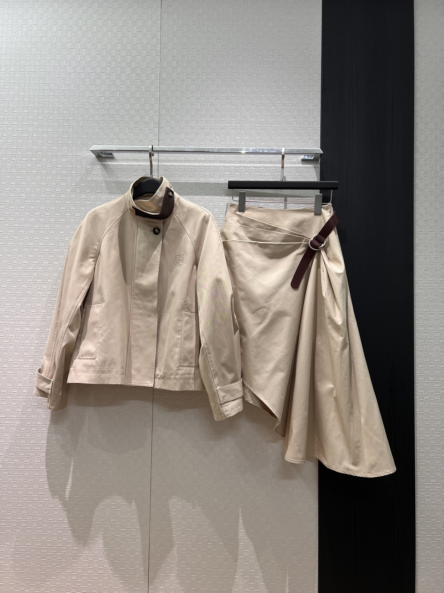 NO:731837,Coat, skirt, new style Loewe stand-up collar, leather-embellished A-line trench coat, irregular belt-embellished skirt, adjustable waist belt, pleated design, asymmetric skirt S-XL,,loewe,skirts,jackets & coats,19860909外套 半裙新款Loewe 立领拼皮装饰A字风衣外套不规则系皮带装饰半裙 腰带调节收腰 褶皱设计不对称裙摆 S-XL,,loewe,skirts,jackets & coats,,Women's clothing