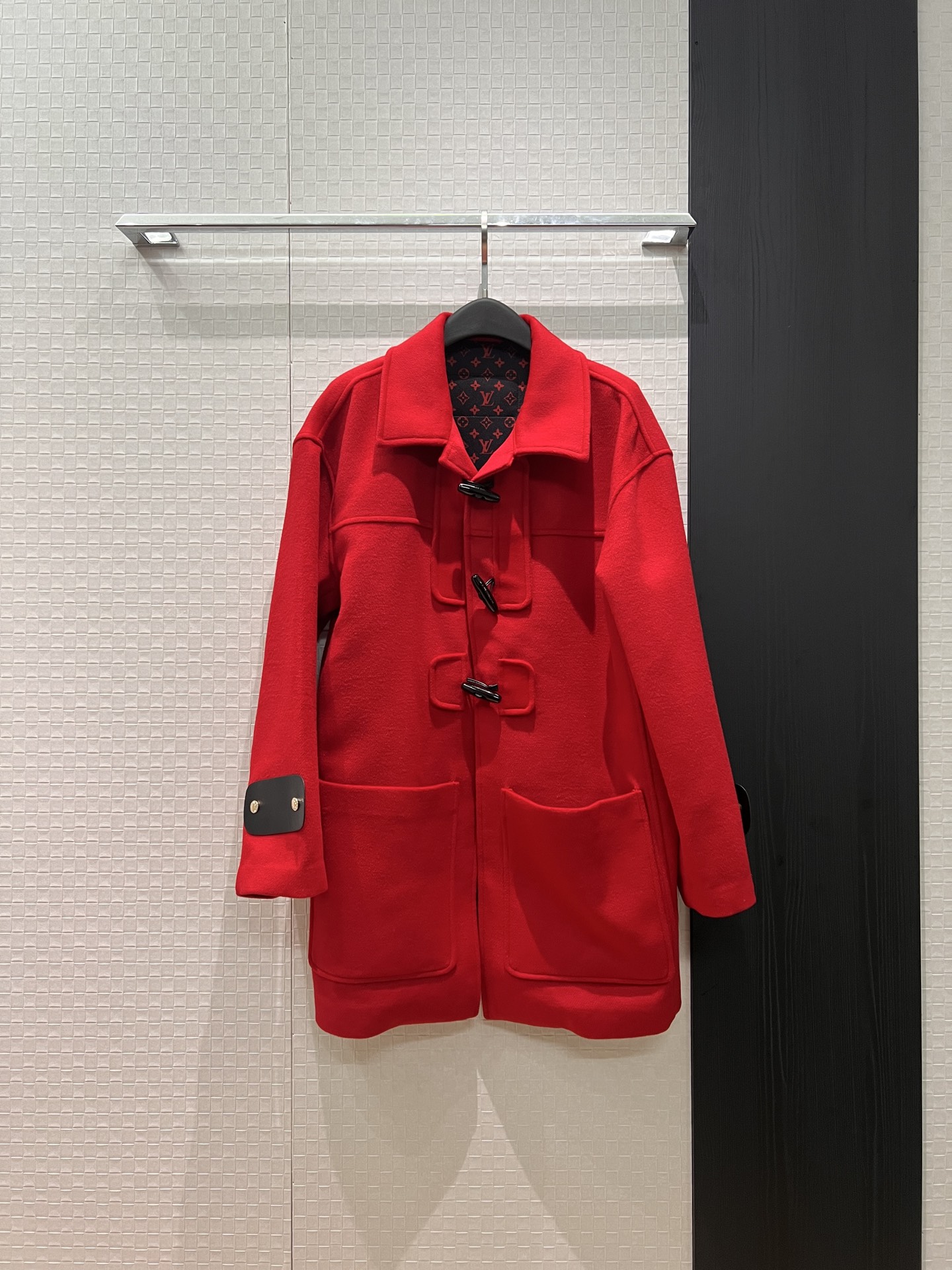 NO:732564,New New Year red, age-reducing college style, mid-length horn-buttoned woolen coat, cuffs with leather decoration, presbyopic print, large pockets on both sides of the inside, loose and casual, S-XL,,jackets & coats,19860909新款新年红 减龄学院风 牛角扣羊毛呢大衣外套中长款 袖口拼皮装饰 老花印花内面两侧大口袋 宽松休闲 S-XL,,jackets & coats,,Women's clothing