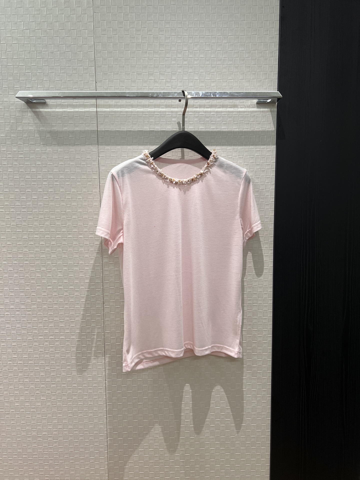 NO:732570,New shell woven collar linen cotton T-shirt cuffs with double C embroidery, simple and exquisite, versatile for age reduction, apricot pink SML,,tees,t-shirt,19860909新款贝壳编织领麻棉T恤袖口双C刺绣 简约精致 减龄百搭 杏色粉色 SML,,tees，t-shirt,,Women's clothing