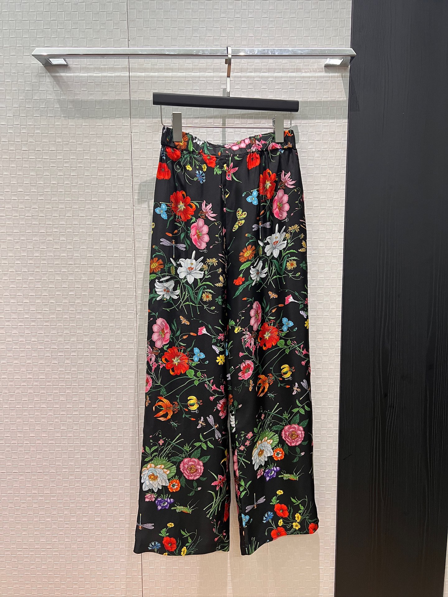 NO:733160,Early spring new flower blooming floral print. Elastic waisted silk twill wide-leg pants with positioning print. Pockets on both sides. Versatile for commuting, fashionable and casual. Can be worn with the same series of shirts. Black and white S-XL,,real silk,19860909早春新款鲜花盛开花卉印花 松紧腰真丝斜纹阔腿裤定位印花 两侧有口袋 通勤百搭时尚休闲 可搭同系列衬衣 黑色白色 S-XL,,real silk,,Women's clothing