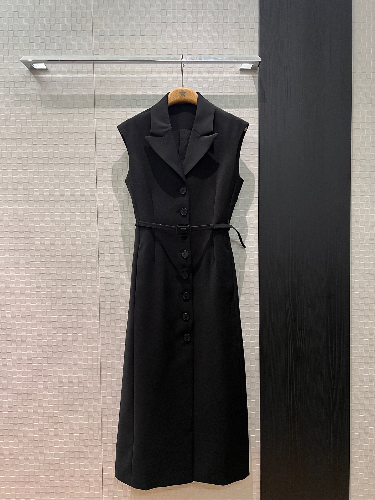 NO:733155,New rush suit collar sleeveless waistcoat dress long skirt with belt to tighten the waist. Three-dimensional tailoring of pockets on both sides. Slimming and slimming. Temperament for commuting. Versatile for socialites. Black/white S-XL,,skirts,business suit,19860909新款冲冲西装领无袖坎肩马甲连衣裙长裙系腰带收腰 两侧口袋立体剪裁 修身显瘦 气质通勤 名媛百搭 黑色/白色 S-XL,,skirts,business suit,,Women's clothing