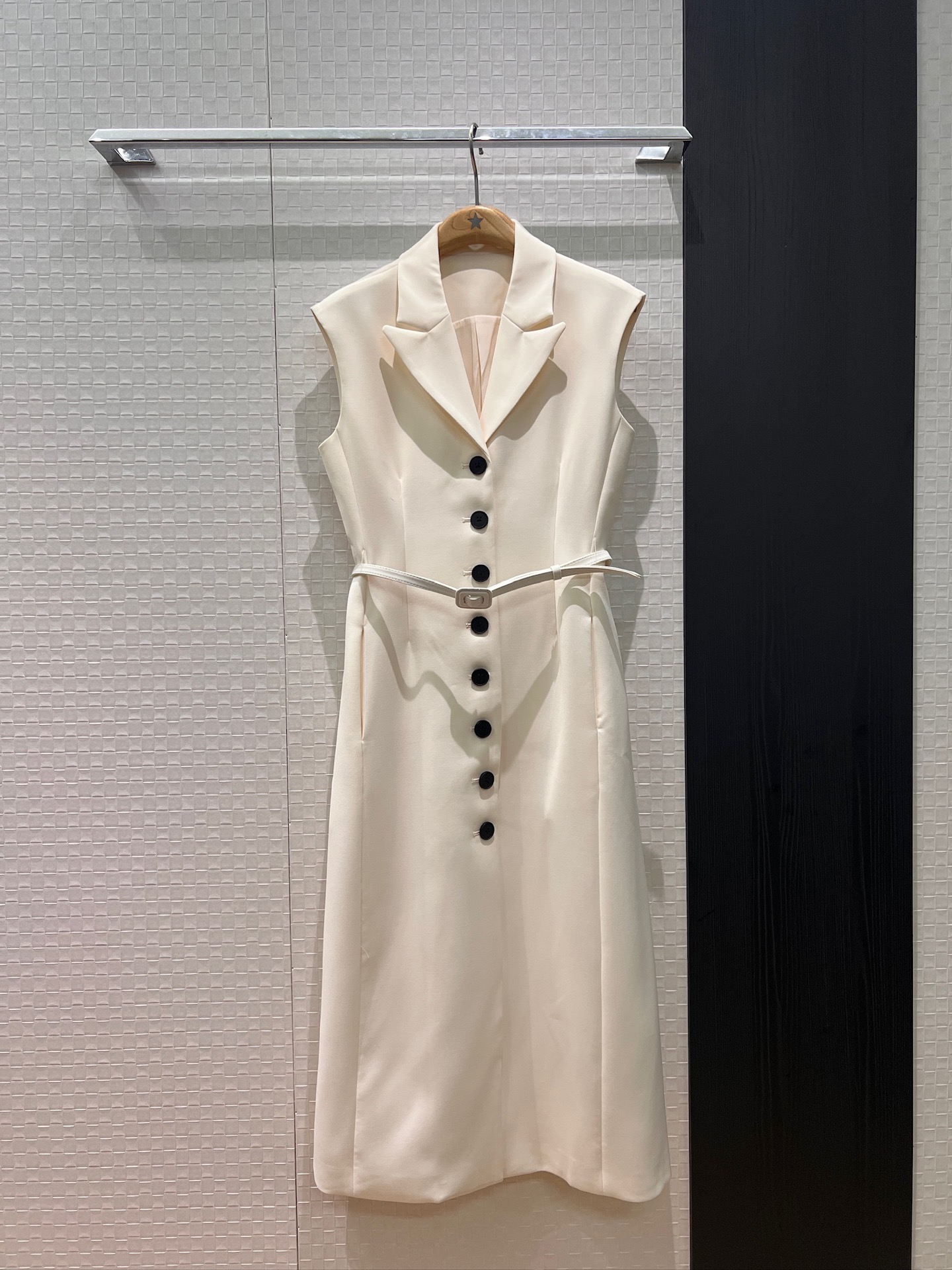 NO:733150,New rush suit collar sleeveless waistcoat dress long skirt with belt to tighten the waist. Three-dimensional tailoring of pockets on both sides. Slimming and slimming. Temperament for commuting. Versatile for socialites. Black/white S-XL,,skirts,business suit,19860909新款冲冲西装领无袖坎肩马甲连衣裙长裙系腰带收腰 两侧口袋立体剪裁 修身显瘦 气质通勤 名媛百搭 黑色/白色 S-XL,,skirts,business suit,,Women's clothing