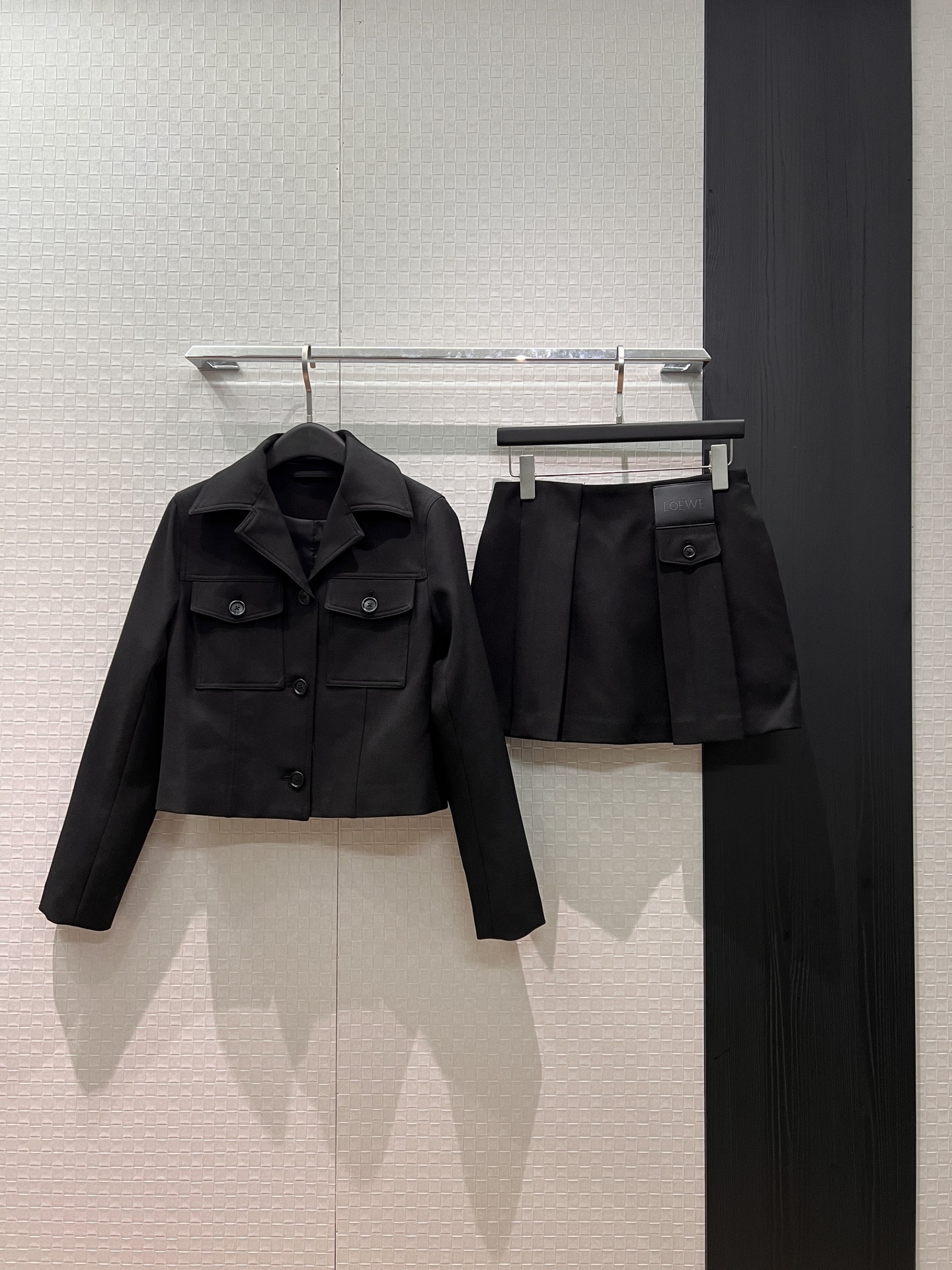 NO:733965,New recommended Loewe lapel short wool jacket. Flap pockets on both sides of the chest. The classic logo small leather label on the back is decorated with casual workwear style. Can be worn with the same skirt. Black Maillard Brown SML,,loewe,skirts,jackets & coats,jackets & coats,19860909新款推荐Loewe翻领短款羊毛夹克外套胸前两侧翻盖口袋 背后经典logo小皮标装饰工装风休闲 可搭同款半裙 黑色美拉德棕 SML,,loewe,skirts,jackets & coats,jackets & coats,,Women's clothing