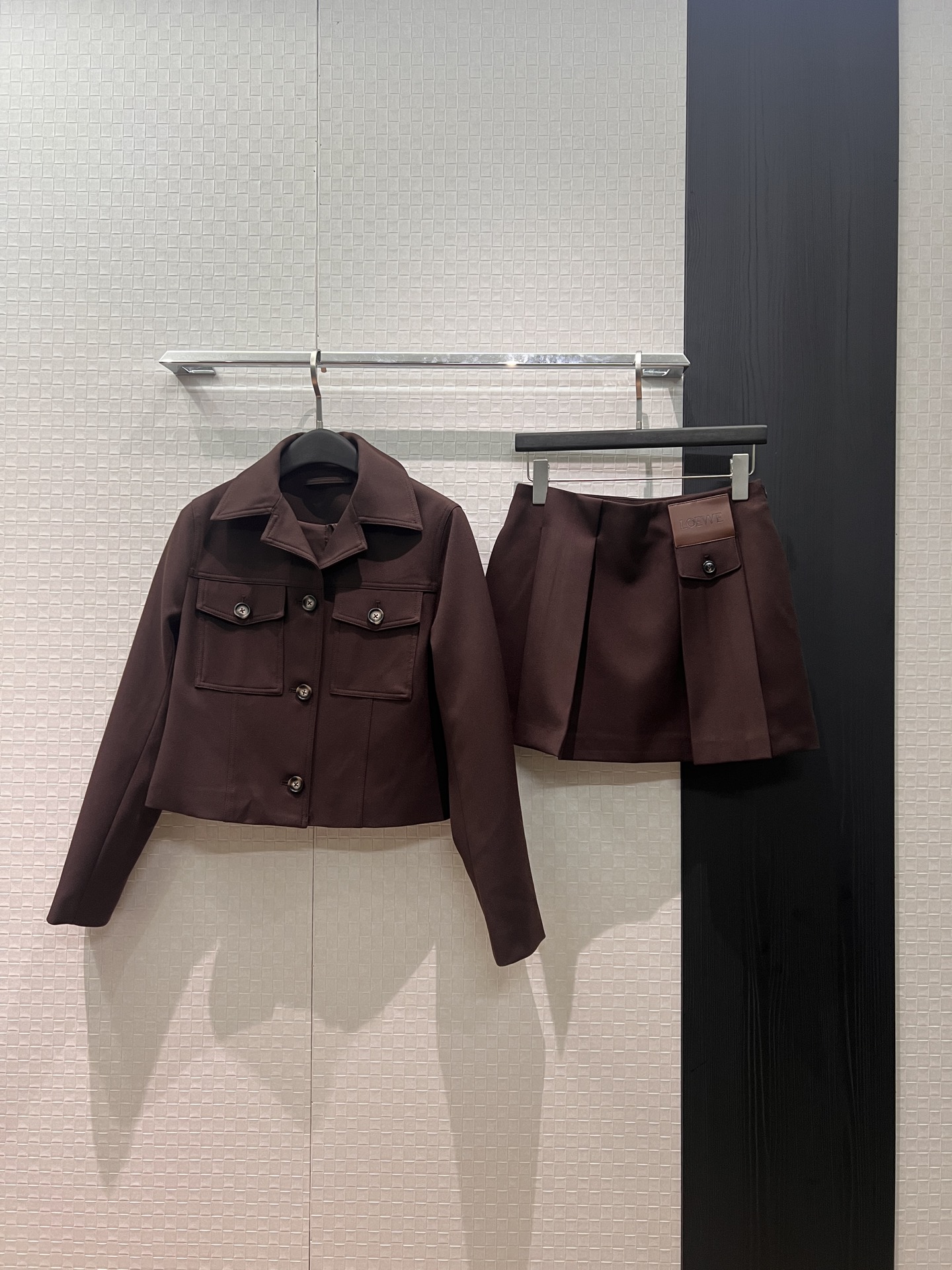 NO:733955,New recommended Loewe lapel short wool jacket. Flap pockets on both sides of the chest. The classic logo small leather label on the back is decorated with casual workwear style. Can be worn with the same skirt. Black Maillard Brown SML,,loewe,skirts,jackets & coats,jackets & coats,19860909新款推荐Loewe翻领短款羊毛夹克外套胸前两侧翻盖口袋 背后经典logo小皮标装饰工装风休闲 可搭同款半裙 黑色美拉德棕 SML,,loewe,skirts,jackets & coats,jackets & coats,,Women's clothing