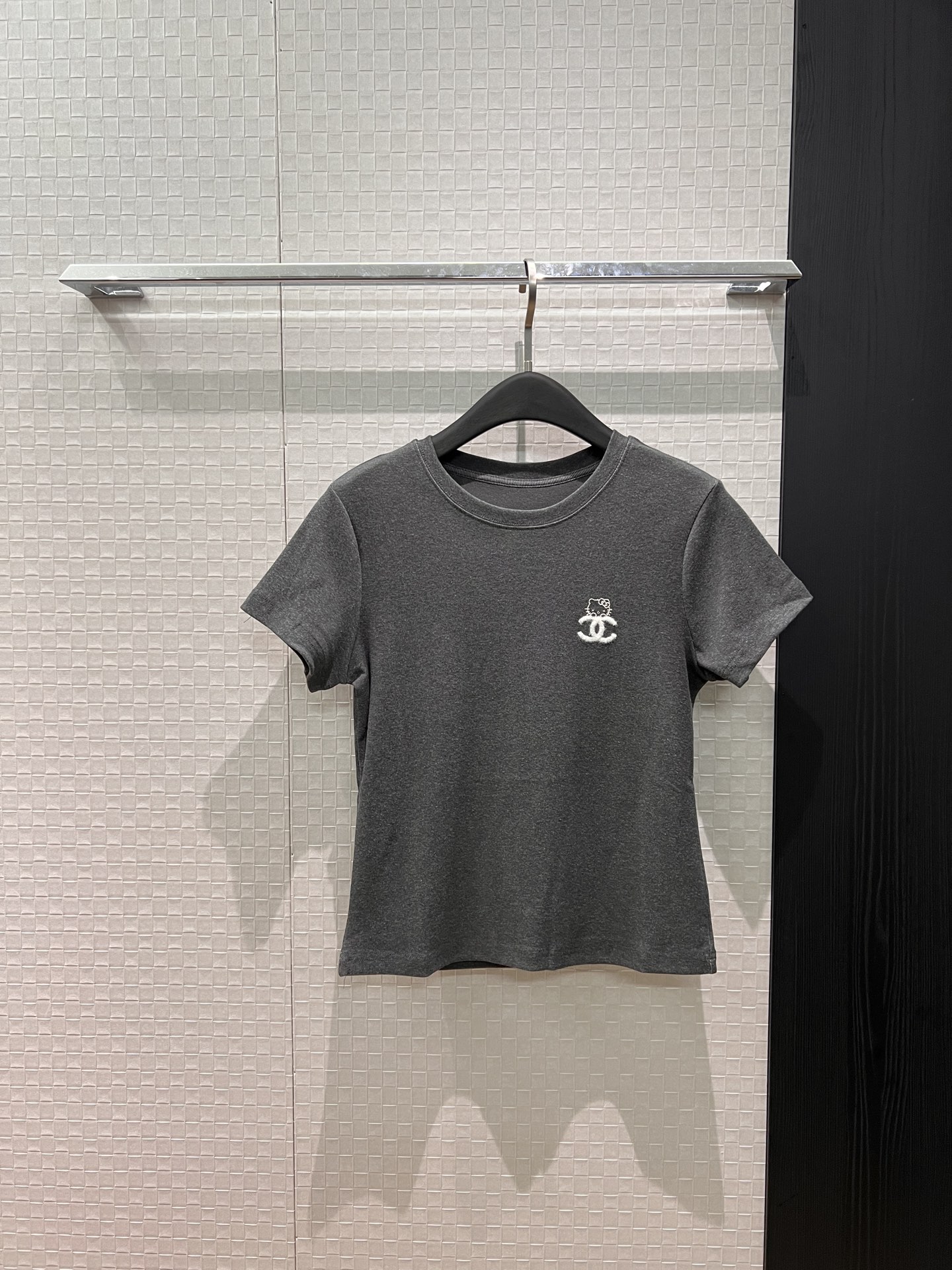 NO:734334,New embroidered kitty cat small double C front shoulder T-shirt, slim fit, cute and age-reducing, gray apricot SML,,tees,t-shirt,19860909新款刺绣kitty猫小双C正肩T恤修身显瘦 可爱减龄 灰色杏色 SML,,tees，t-shirt,,Women's clothing