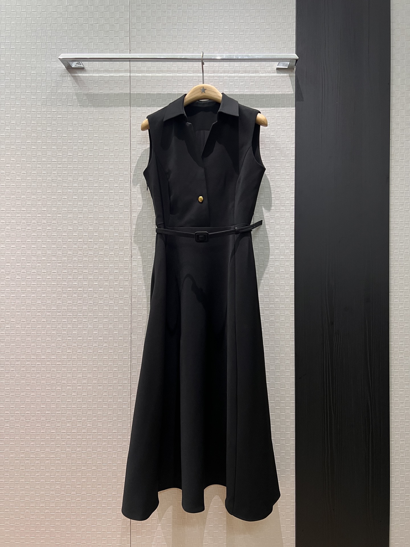 NO:734859,New style rush lapel deep V long skirt dress Sleeveless vest dress with belt decoration Open molded CD gold buckle on the neckline Added hidden buckle to make it less attractive There are pockets on both sides to make you slim and slim, socialite elegant and exquisite woman Black and white S-XL,,skirts,19860909新款冲冲翻领深V长裙连衣裙 无袖背心裙配送腰带装饰 领口开模CD金扣 加设了暗扣不挑人 两侧有口袋修身显瘦 名媛优雅 精致女人 黑色白色 S-XL,,skirts,,Women's clothing