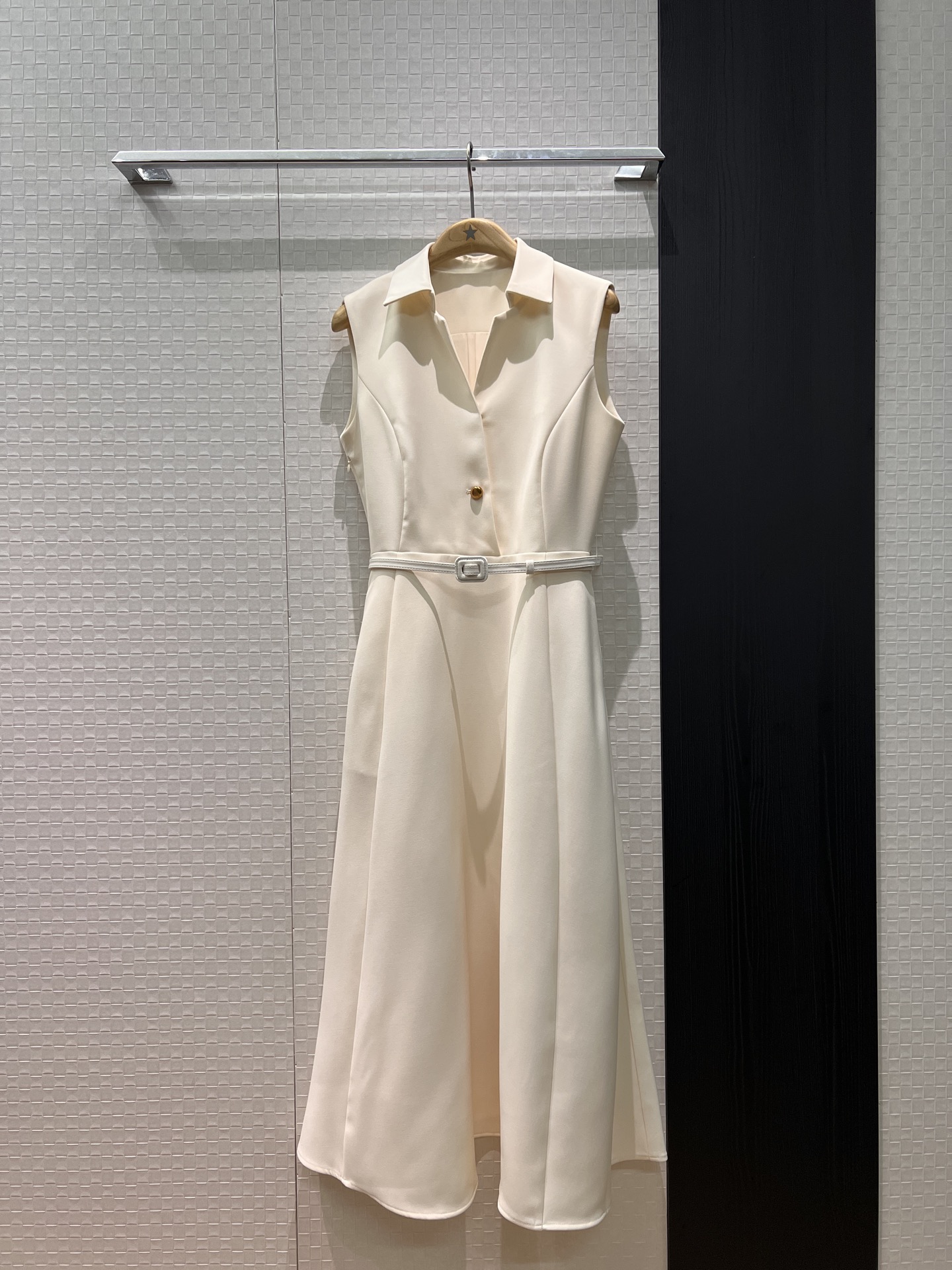 NO:734855,New style rush lapel deep V long skirt dress Sleeveless vest dress with belt decoration Open molded CD gold buckle on the neckline Added hidden buckle to make it less attractive There are pockets on both sides to make you slim and slim, socialite elegant and exquisite woman Black and white S-XL,,skirts,19860909新款冲冲翻领深V长裙连衣裙 无袖背心裙配送腰带装饰 领口开模CD金扣 加设了暗扣不挑人 两侧有口袋修身显瘦 名媛优雅 精致女人 黑色白色 S-XL,,skirts,,Women's clothing