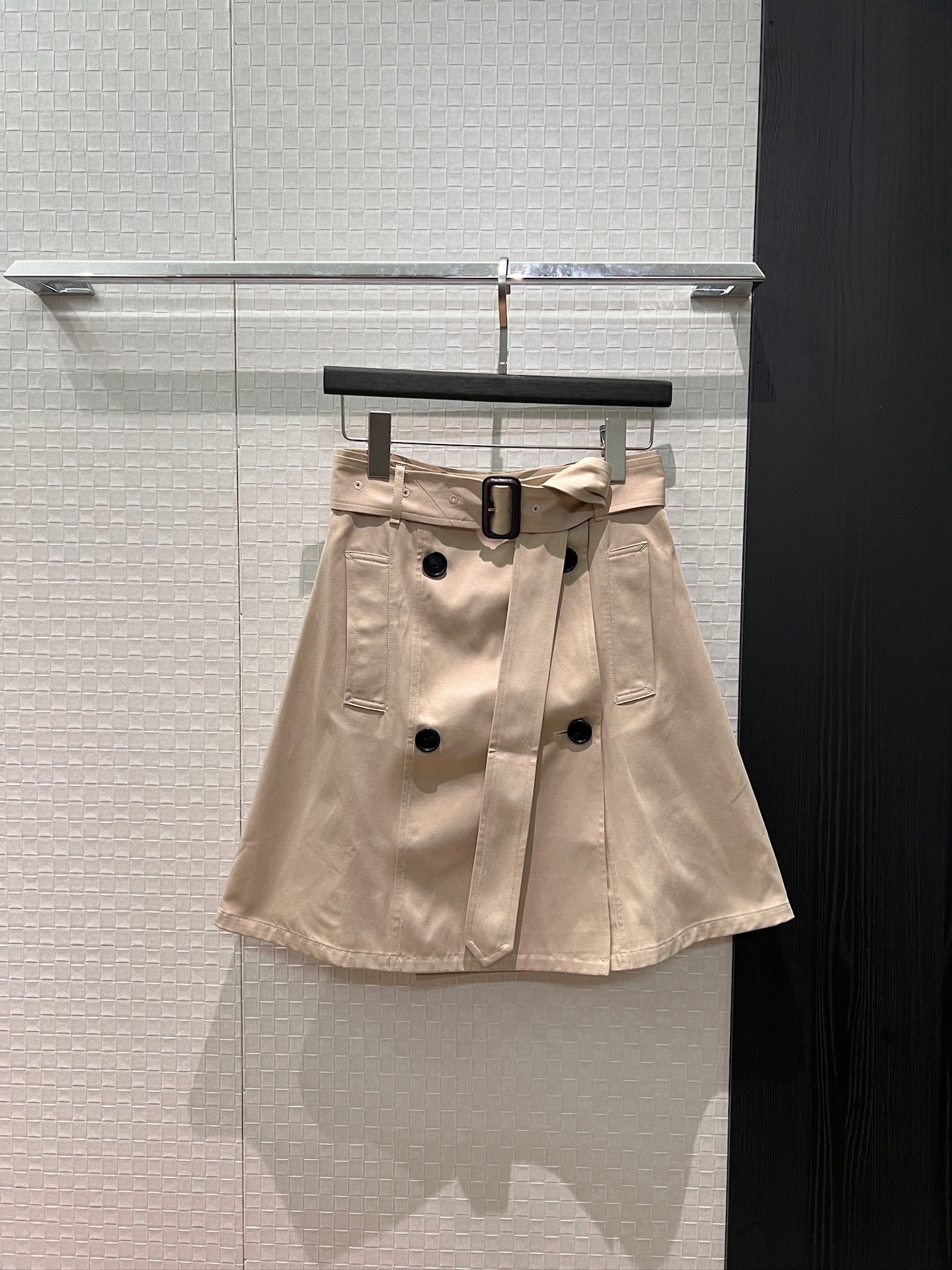 NO:735408,The new style of Chong Chong Ren Min, with belt decoration, double-breasted A-line skirt with pockets on both sides, simple and casual, versatile vacation style to reduce age, black khaki S-XL,,skirts,19860909新款冲冲任敏同款 配腰带装饰 双排扣A字半裙两侧有口袋 简单休闲 度假百搭气质减龄 黑色卡其 S-XL,,skirts,,Women's clothing