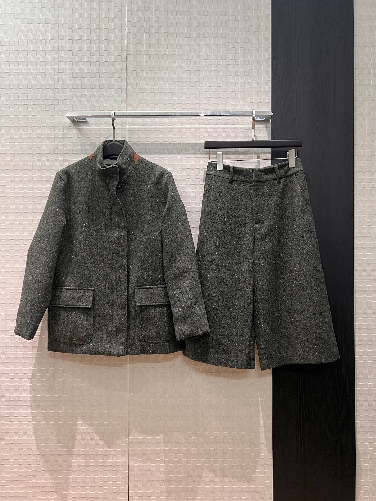NO:735432,Jacket, pants, new style LP retro dark green stand-up collar wool jacket, wool cropped pants with flap pockets on both sides, smart commuting, old money style, full of relaxation SML,, loro piana, jackets & coats,19860909外套 裤子新款LP复古墨绿色立领羊毛外套羊毛七分裤两侧翻盖口袋 干练通勤 老钱风 松弛感十足SML,,loro piana,jackets & coats,,Women's clothing