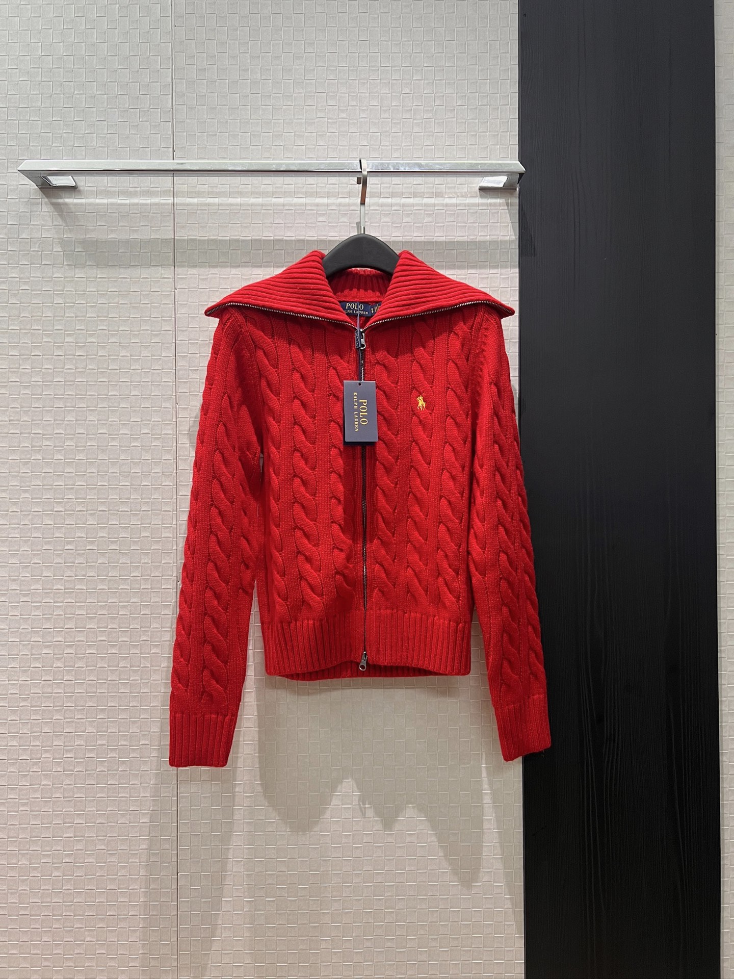 NO:735422,New Valentine's Day limited polo large lapel hemp pattern wool knitted cardigan jacket with pony logo embroidered on the chest. Double-ended zipper design. Old money style. Casual and versatile. Lazy and age-reducing red and white. SML,,jackets & coats,19860909新款情人节限定 polo大翻领麻花纹羊毛针织开衫外套胸前刺绣小马logo装饰 双头拉链设计 老钱风 休闲百搭 慵懒减龄红色白色 SML,,jackets & coats,,Women's clothing