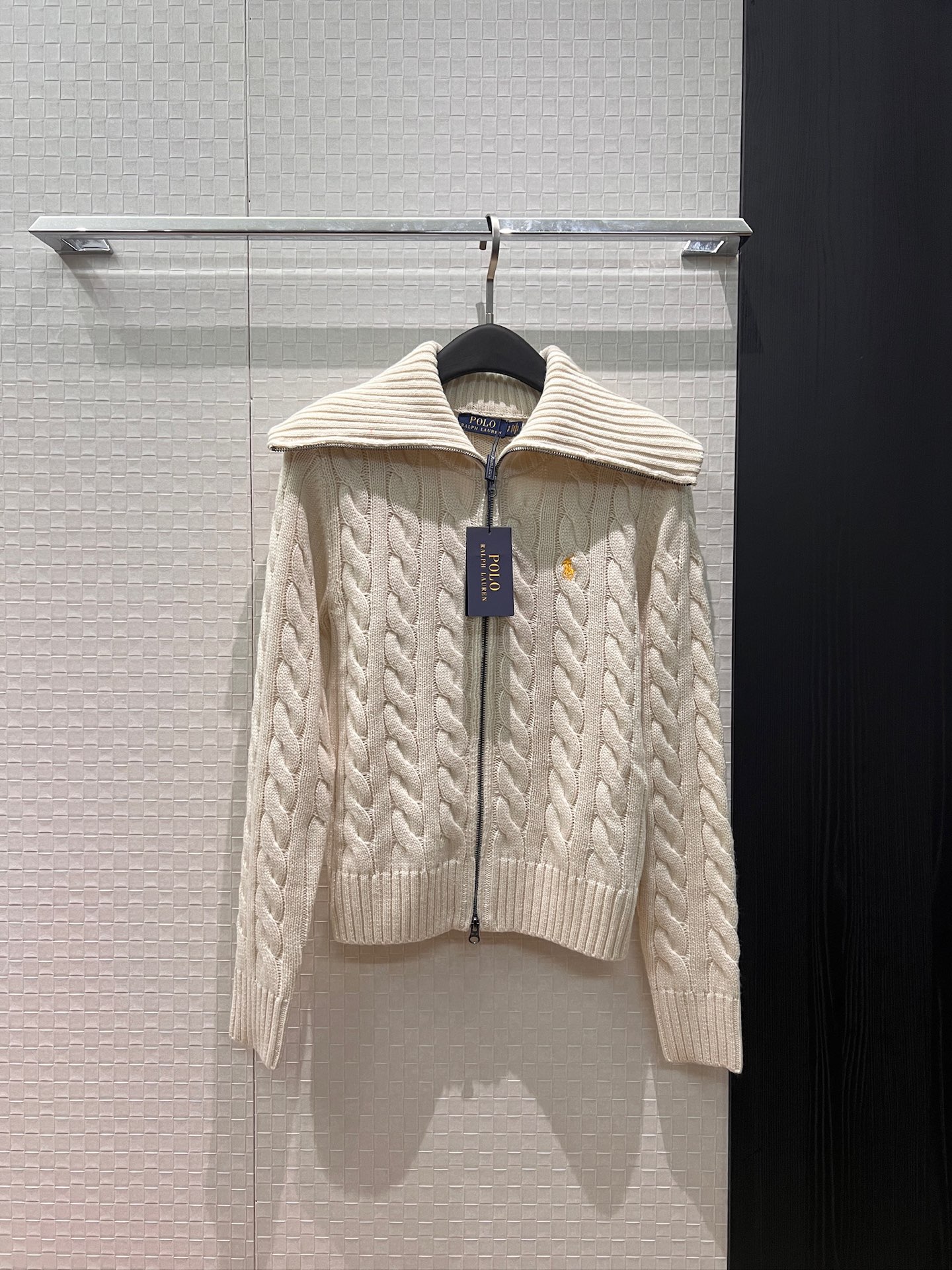 NO:735412,New Valentine's Day limited polo large lapel hemp pattern wool knitted cardigan jacket with pony logo embroidered on the chest. Double-ended zipper design. Old money style. Casual and versatile. Lazy and age-reducing red and white. SML,,jackets & coats,19860909新款情人节限定 polo大翻领麻花纹羊毛针织开衫外套胸前刺绣小马logo装饰 双头拉链设计 老钱风 休闲百搭 慵懒减龄红色白色 SML,,jackets & coats,,Women's clothing