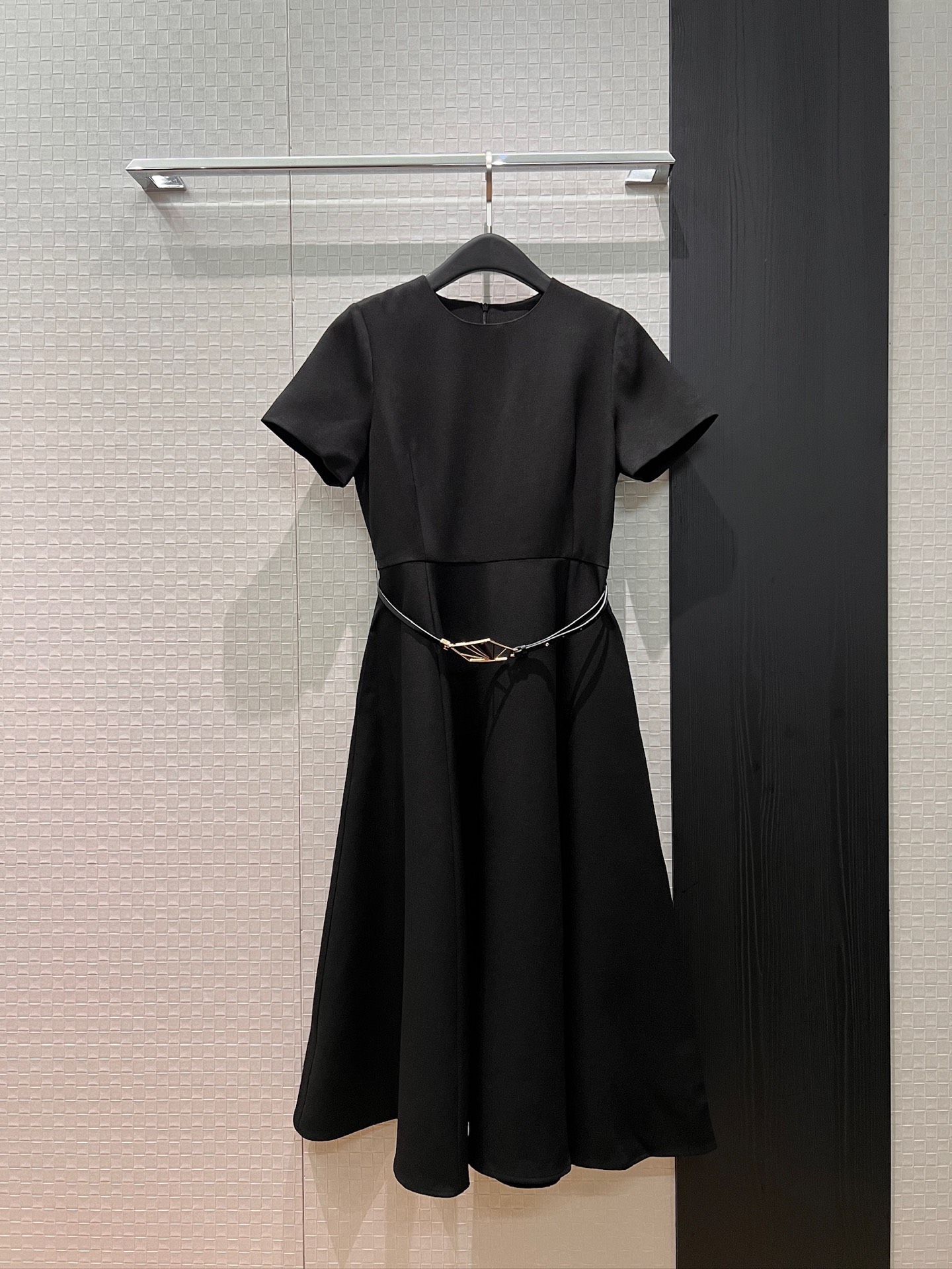 NO:735774,New style French minimalist design round neck short-sleeved dress with belt decoration, pockets on both sides, three-dimensional tailoring, slim fit, commuting temperament, black khaki S-XL,,skirts,T-shirt,19860909新款冲冲法式极简设计圆领短袖连衣裙配送腰带装饰 两侧有口袋立体剪裁 修身显瘦 通勤气质 黑色卡其 S-XL,,skirts,T-shirt,,Women's clothing