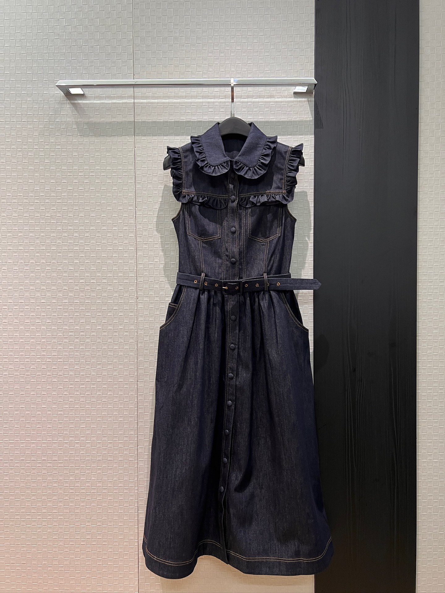 NO:735768,New three-dimensional fungus lace lapel sleeveless vest dress. Original color washed denim with single-breasted buckles. Belt to tighten waist. Pockets on both sides are sweet and age-reducing. S-XL,,skirts,19860909新款立体木耳花边翻领无袖背心连衣裙 原色洗水牛仔单排包扣 系腰带收腰装饰 两侧口袋甜美减龄 S-XL,,skirts,,Women's clothing
