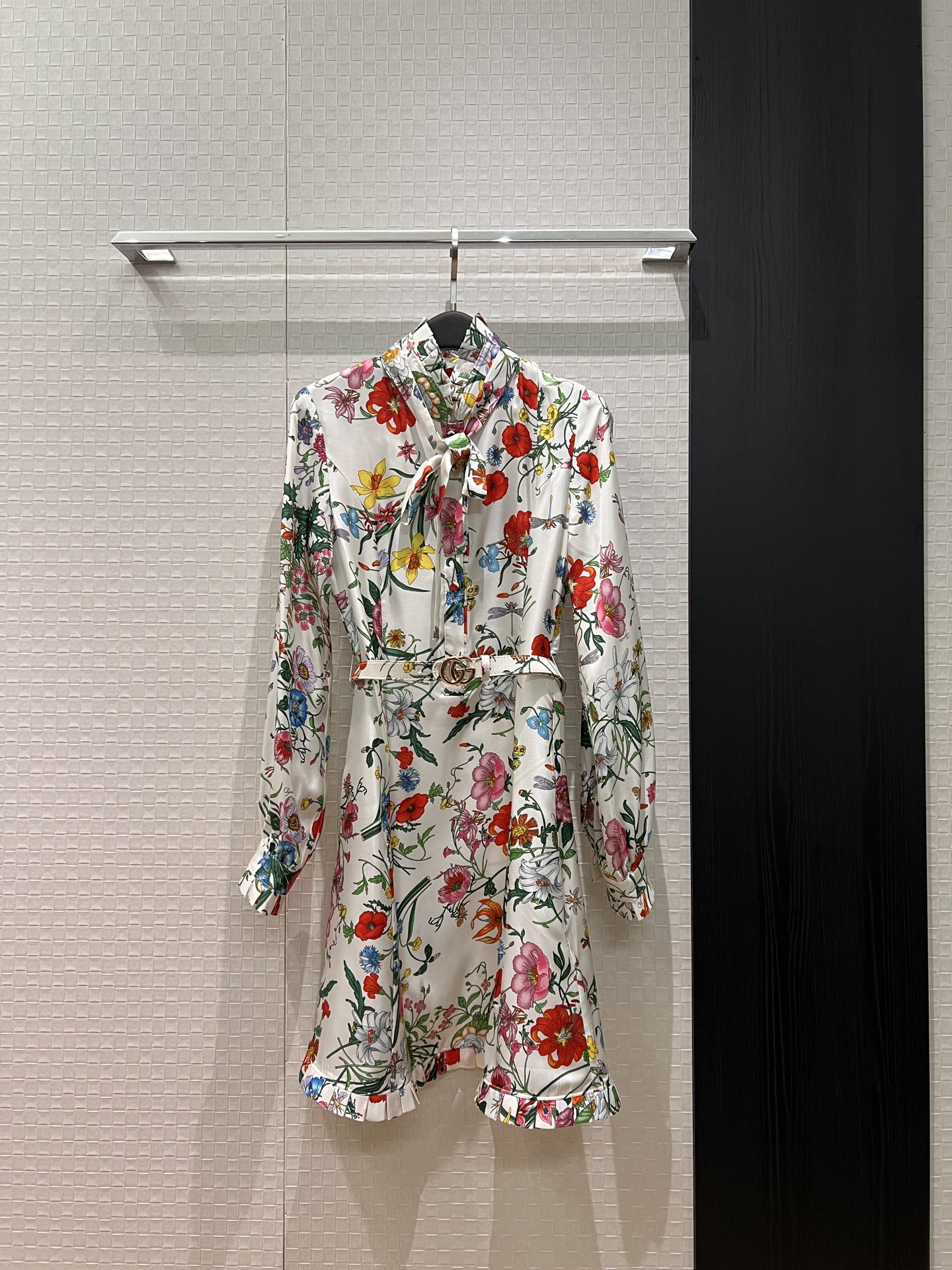 NO:737591,New 26 spring floral print, lace stand-up collar, streamer bow decoration, silk twill long-sleeved dress with double G belt, slim fit, fashionable and elegant, versatile, must-have for age reduction S-XL,,skirts,real silk,19860909新款26春天花卉印花 花边立领飘带蝴蝶结装饰 真丝斜纹长袖连衣裙配送双G腰带 修身显瘦 时尚优雅气质百搭 减龄必备 S-XL,,skirts,real silk,,Women's clothing