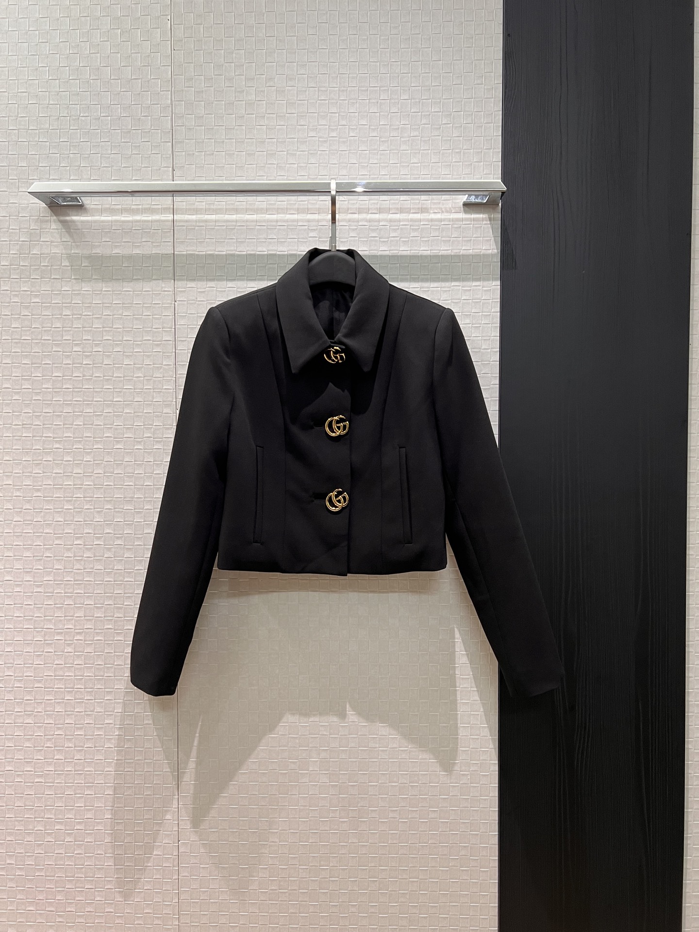 NO:737585,Recommend the new double G button lapel short jacket. Pocket design on both sides. Clean and capable. Full of aura for commuting and casual. Versatile temperament. Pair with the same skirt and trousers in black and white. SML,,skirts,jackets & coats,19860909推荐新款双G扣翻领短款外套 两侧口袋设计 利落干练 气场十足通勤休闲 气质百搭 搭同款半裙同款西裤黑色白色 SML,,skirts,jackets & coats,,Women's clothing