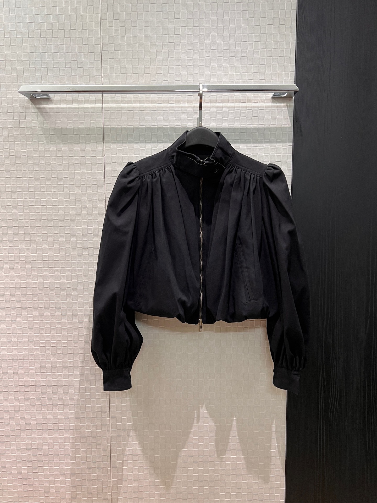 NO:737567,The new style is coming in early spring. Stand-up collar pleated short coat with lantern sleeves. Fashionable temperament. Black khaki, versatile for age reduction. SML,,jackets & coats,19860909新款来袭早春立领褶皱花苞短款外套灯笼袖 时尚气质 减龄百搭黑色卡其 SML,,jackets & coats,,Women's clothing