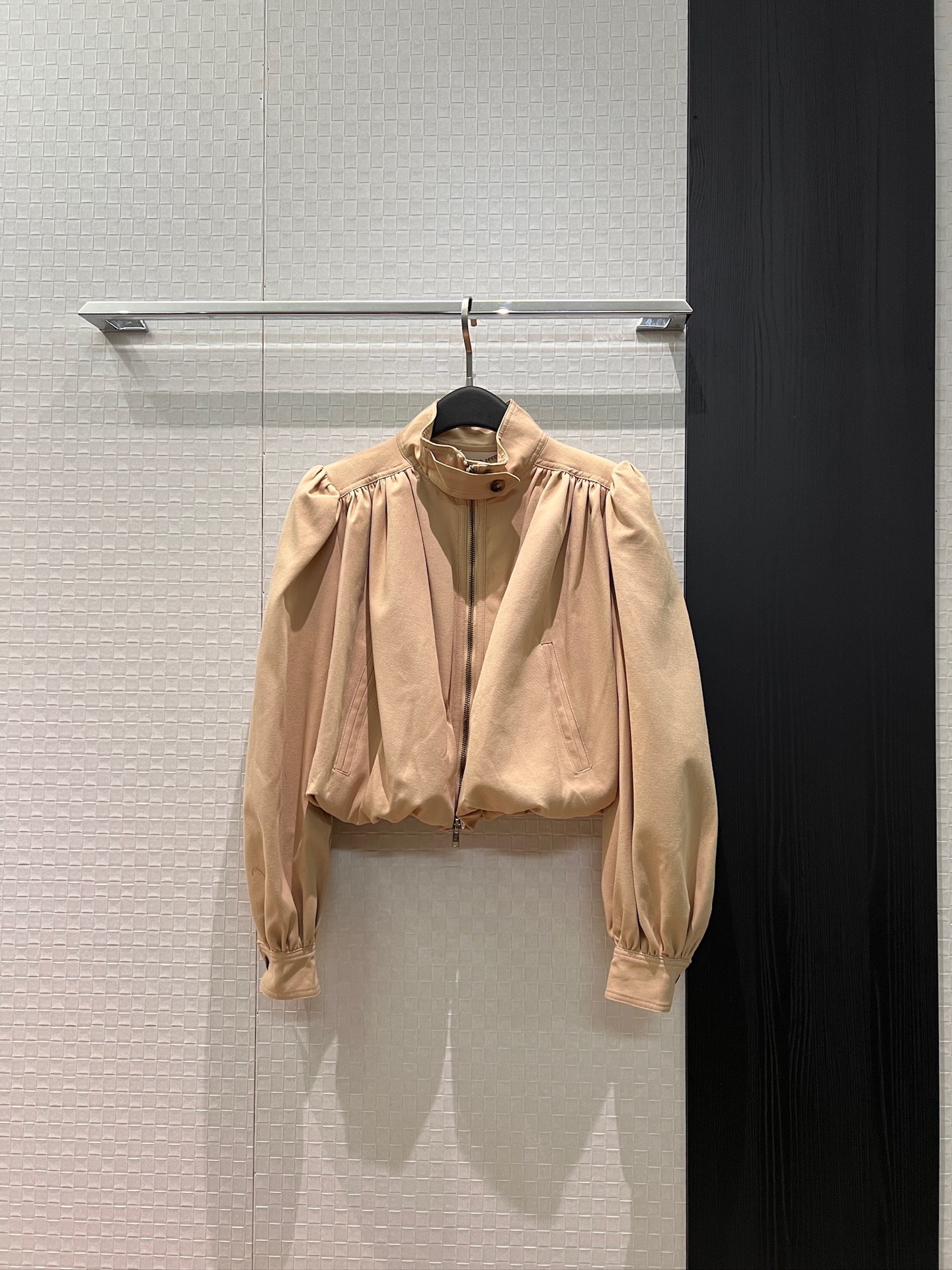 NO:737563,The new style is coming in early spring. Stand-up collar pleated short coat with lantern sleeves. Fashionable temperament. Black khaki, versatile for age reduction. SML,,jackets & coats,19860909新款来袭早春立领褶皱花苞短款外套灯笼袖 时尚气质 减龄百搭黑色卡其 SML,,jackets & coats,,Women's clothing