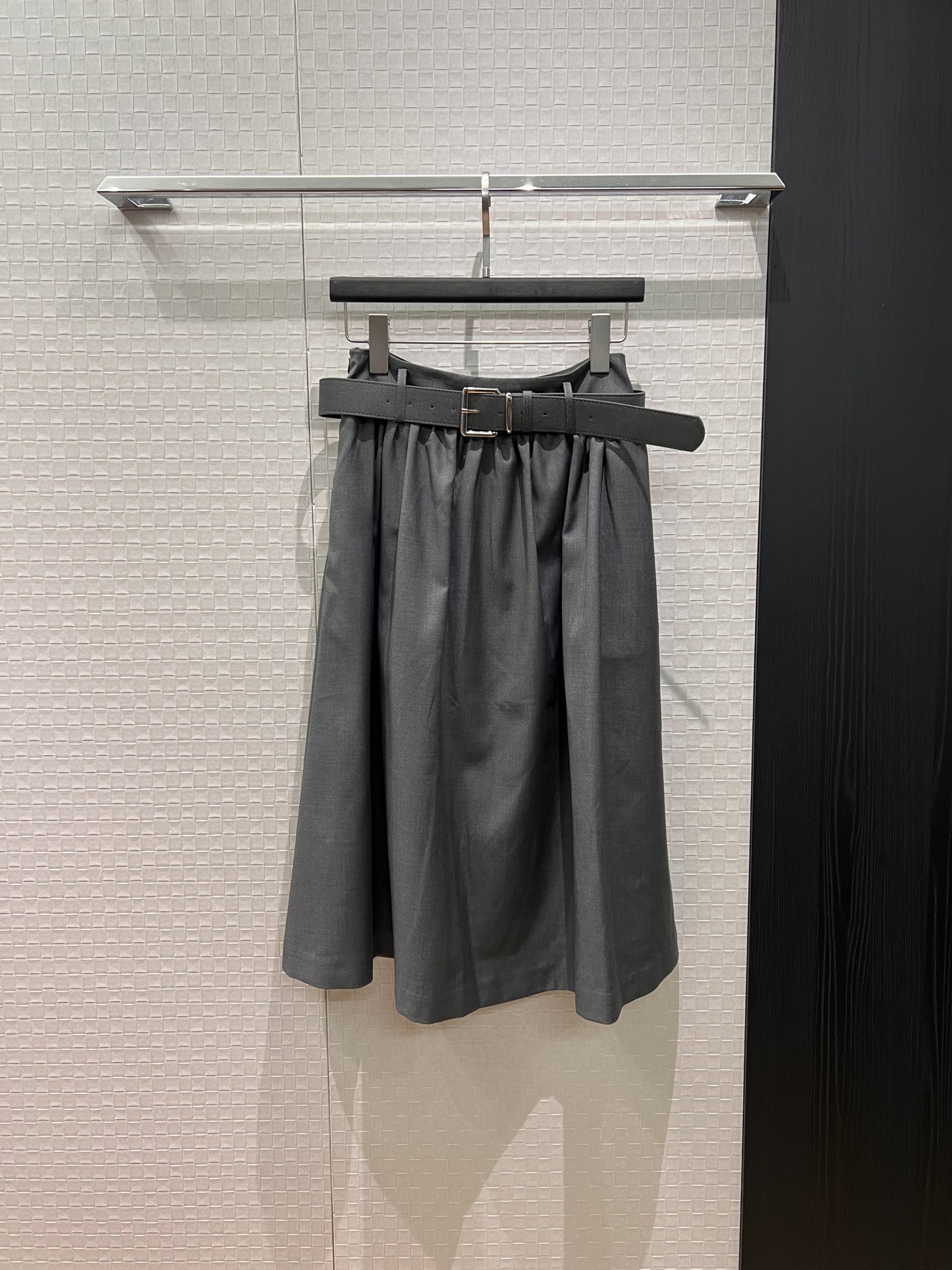 NO:737559,New minimalist belt-decorated pleated skirt with pockets on both sides. College age reduction. Casual and versatile black gray S-XL,,skirts,19860909新款极简腰带装饰褶皱半裙两侧有口袋 学院减龄 休闲百搭黑色灰色 S-XL,,skirts,,Women's clothing