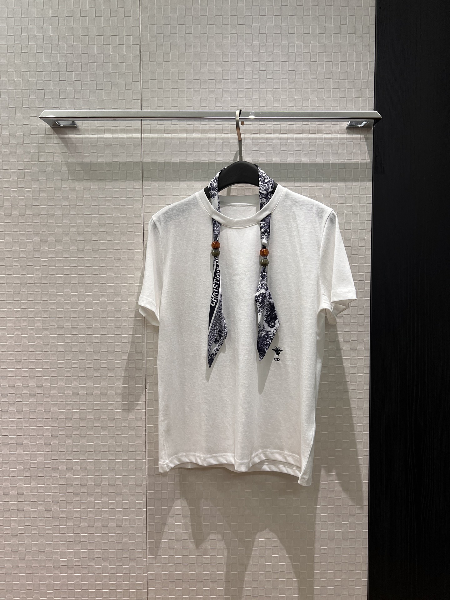 NO:737557,New silk scarf decoration with embroidered bee T-shirt, simple and fashionable, versatile green oatmeal white SML,,tees,t-shirt,19860909新款丝巾装饰搭配 刺绣小蜜蜂T恤 简约时尚 气质百搭绿色燕麦色白色 SML,,tees，t-shirt,,Women's clothing