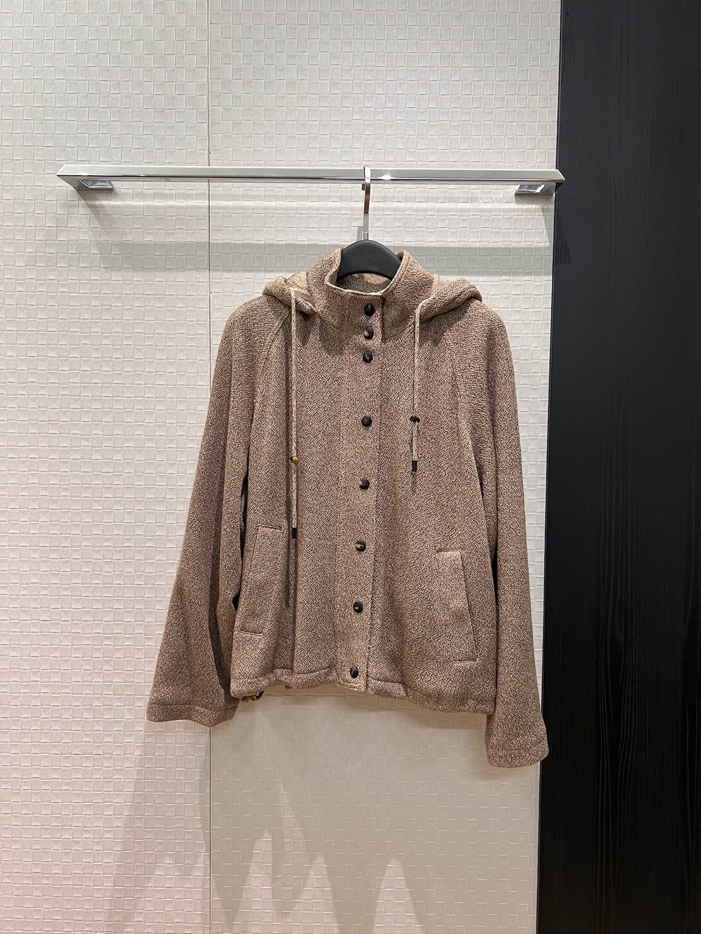 NO:737987,LP's new arrival is made of heavy-duty wool, silk and linen blended fabrics. The hem of the hooded turtleneck loose jacket can be adjusted with a drawstring to tighten the waist. It can be worn casually and lazily with matching casual pants. SML,,loro piana,jackets & coats,real silk,hats,19860909LP新款来袭重工羊毛真丝亚麻混纺面料 连帽高领宽松外套下摆可抽绳收腰调节 休闲慵懒搭同款休闲裤 SML,,loro piana,jackets & coats,real silk,hats,,Women's clothing