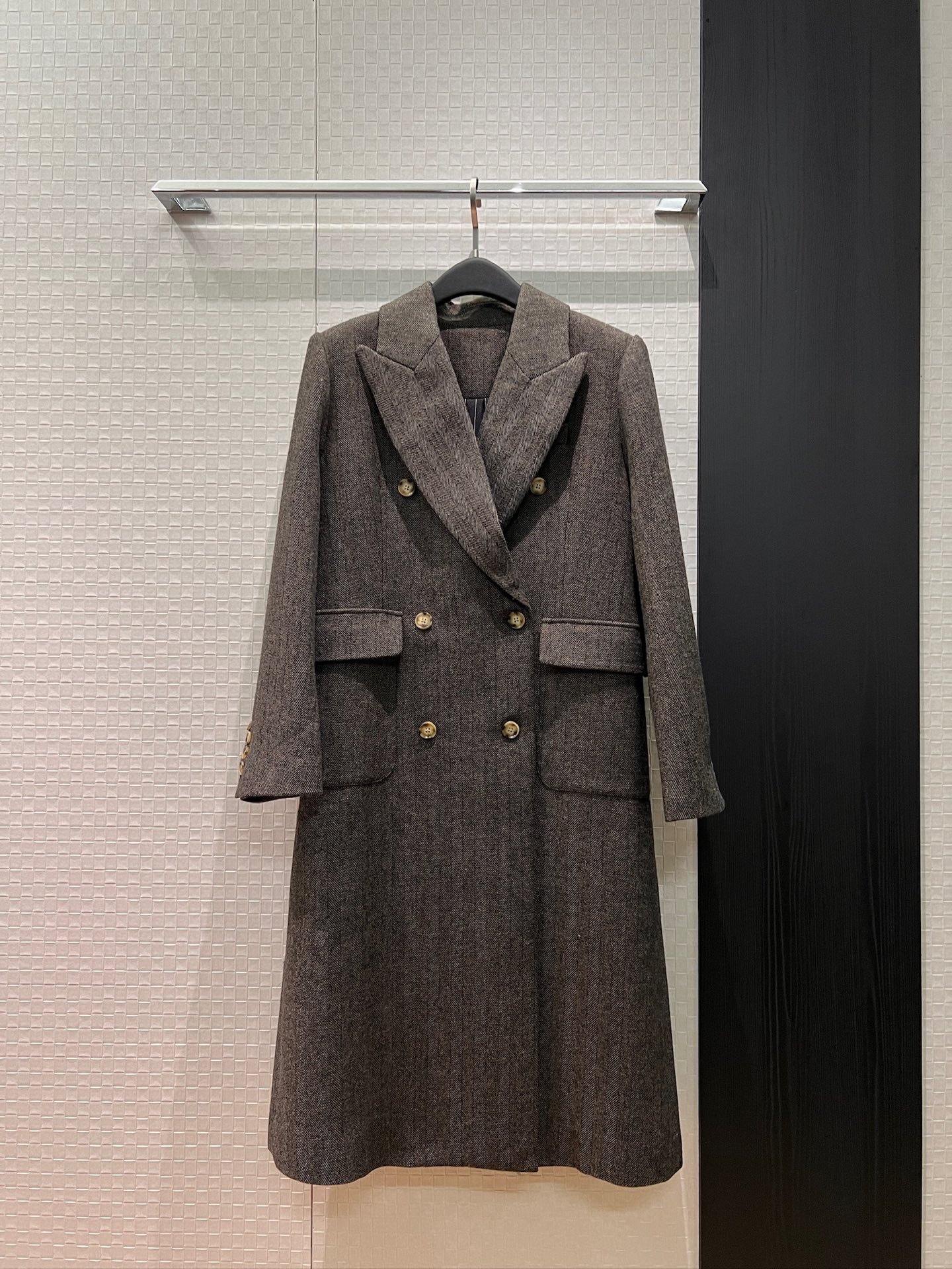 NO:737975,New catwalk double-breasted woolen long coat with three-dimensional tailoring. Waist design at the back. Pockets on both sides. Style of a royal lady, capable for commuting. Casual and versatile. Temperament to reduce age. SML,,jackets & coats,19860909新款走秀 双排扣人纹羊毛长款大衣外套立体剪裁 背后收腰设计 两侧口袋 御姐范通勤干练 休闲百搭 气质减龄 SML,,jackets & coats,,Women's clothing