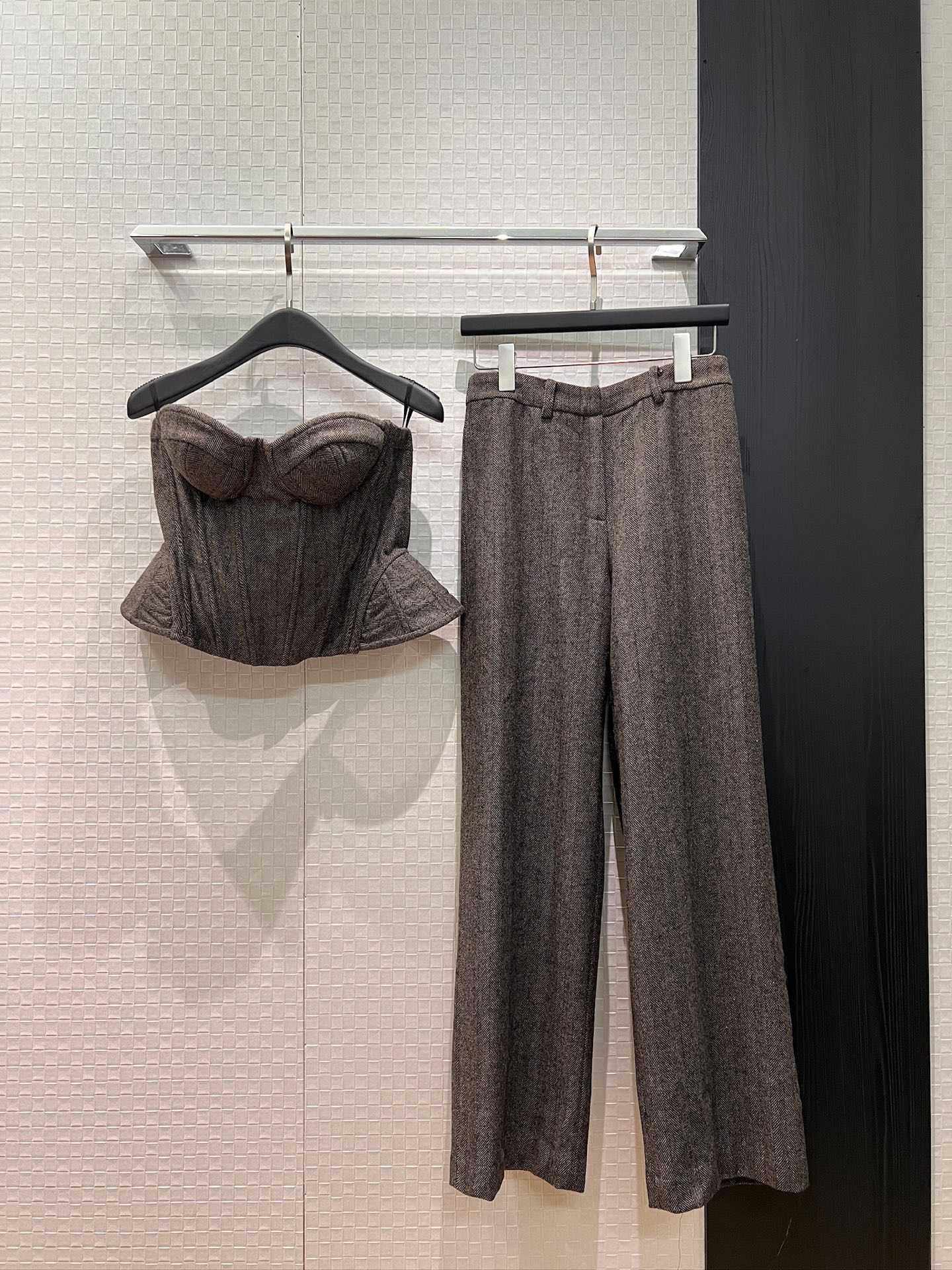 NO:737969,Tube top trousers, the same style as Yang Zi’s new style, herringbone waist tube top, human pattern wool casual trousers, royal sister style, smart and neat, matched with the same coat, Sa SML,,19860909抹胸 裤子新款杨紫同款 鱼骨收腰抹胸上衣人纹羊毛休闲西裤 御姐风 干练利落 搭同款大衣 飒SML,,,Women's clothing