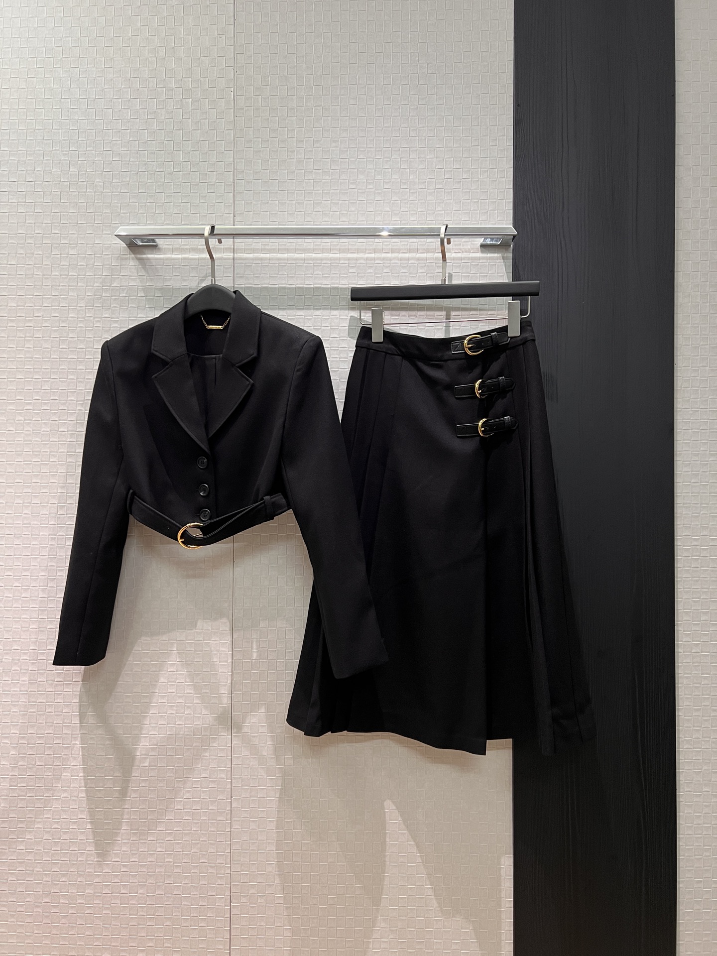 NO:737992,New coats and skirts are coming to the catwalk. Short coats with belts at the hem and belt buckles. Asymmetrical pleated skirts. Fashionable and stylish. Versatile. Can be worn together or separated. SML,,skirts,jackets & coats,19860909外套 半裙新款来袭走秀 下摆系腰带装饰短款外套系皮带扣不对称百褶半裙 时髦洋气气质百搭 可一搭可分开 SML,,skirts,jackets & coats,,Women's clothing