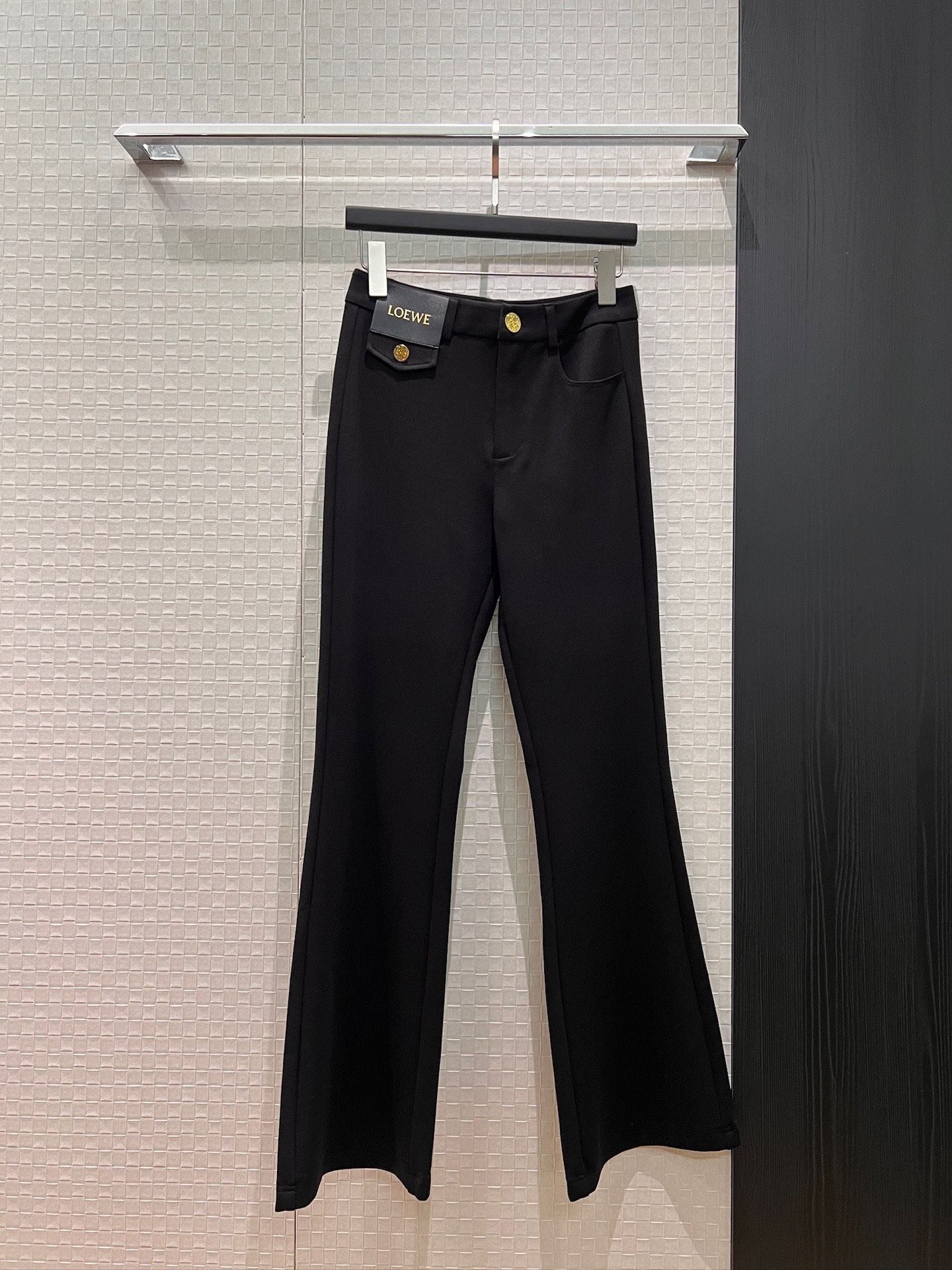 NO:737991,The new loewe leather label decorated slim-fitting micro-flared pants are versatile and versatile. A must-have for slimming. SML,,loewe,19860909新款loewe皮标装饰修身微喇叭裤气质百搭 显瘦必备SML,,loewe,,Women's clothing