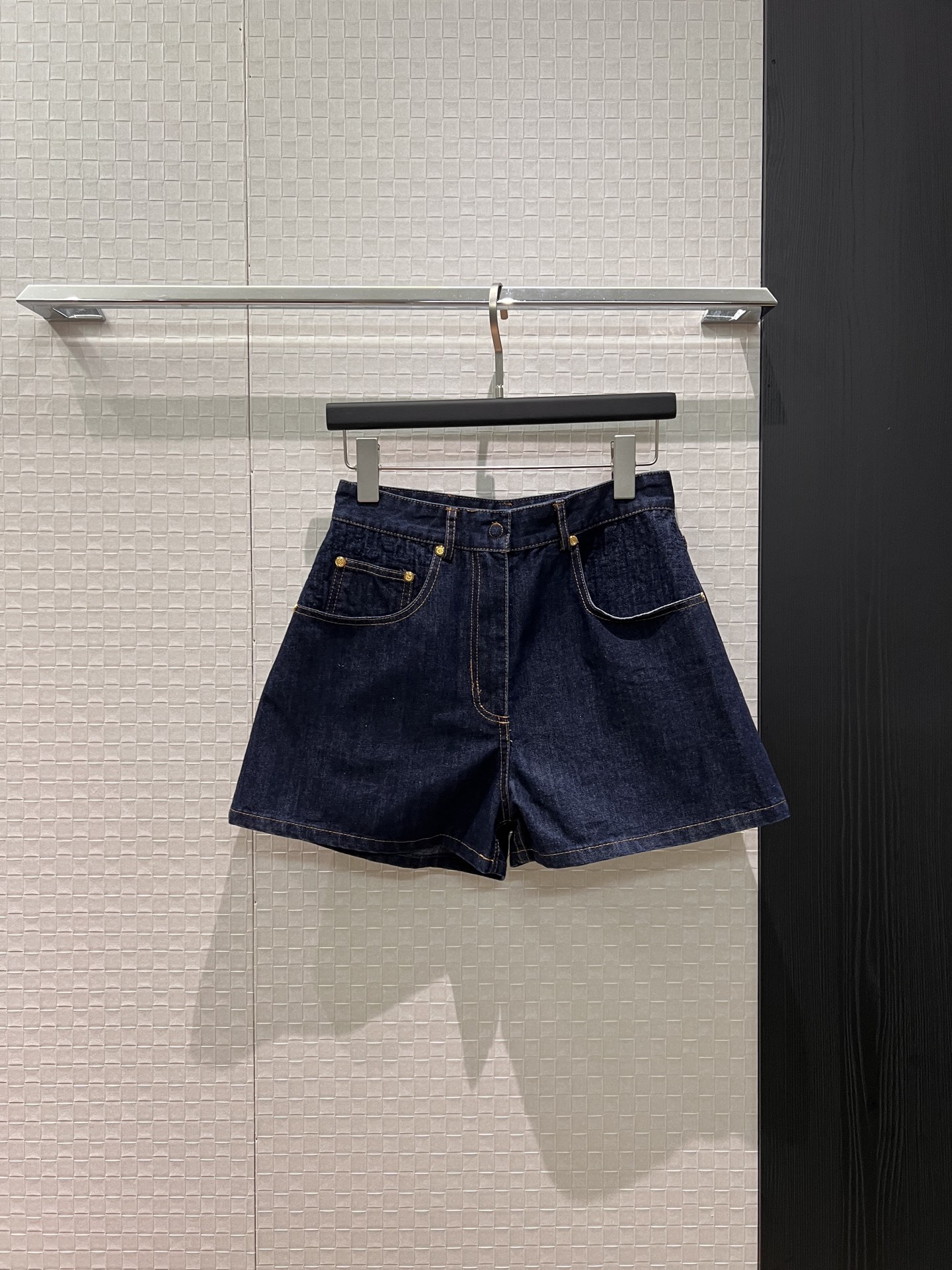 NO:737970,The new recommended heavy-duty embroidered double F denim shorts with molded hardware and leather label, high waist, slimming, versatile for age reduction, matched with the same denim shirt SML,,shorts,19860909新款推荐重工刺绣双F牛仔短裤开模五金皮标 高腰显瘦 减龄百搭 搭同款牛仔衬衣SML,,shorts,,Women's clothing